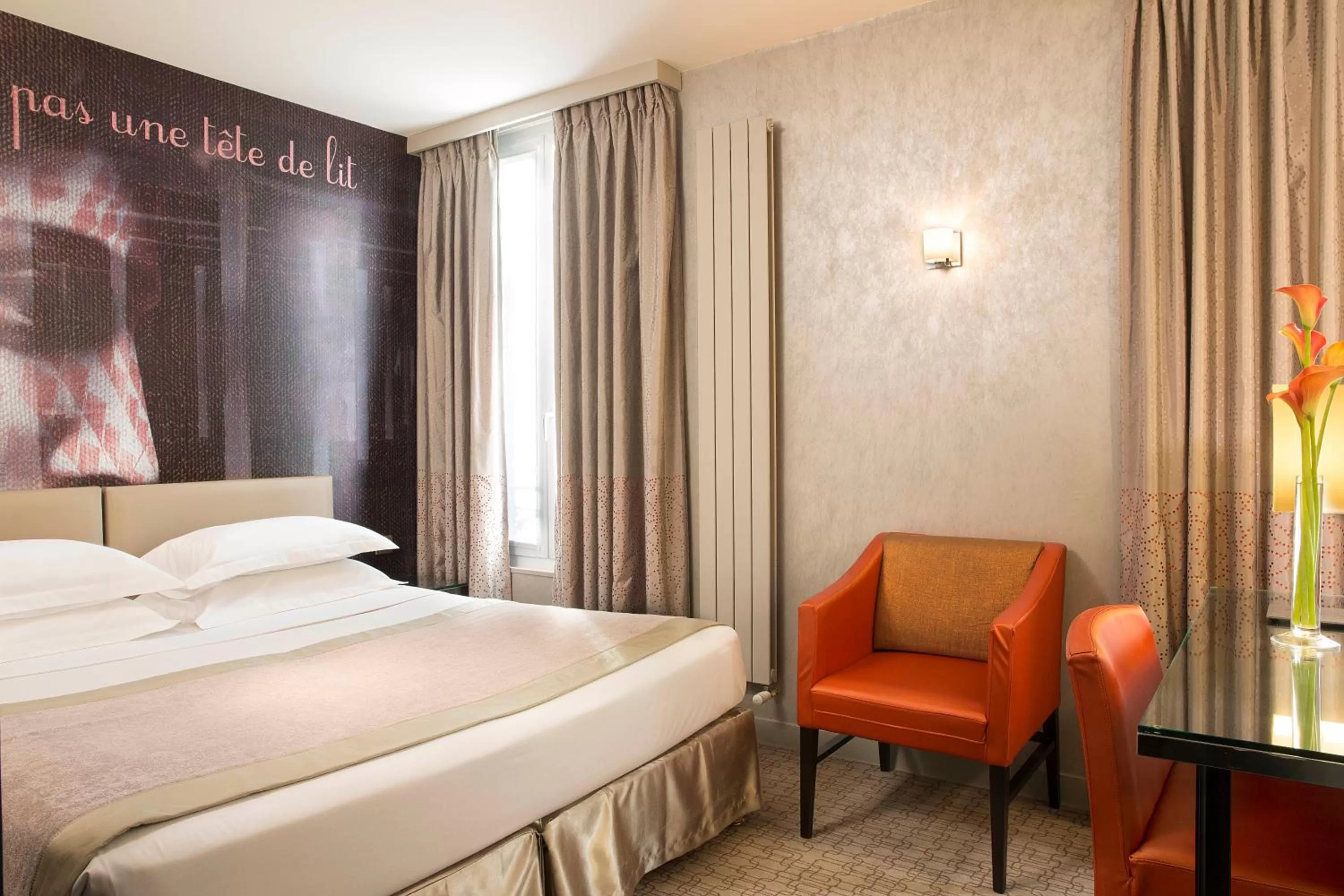 Photo of the whole room, Bed in Hôtel A La Villa des Artistes