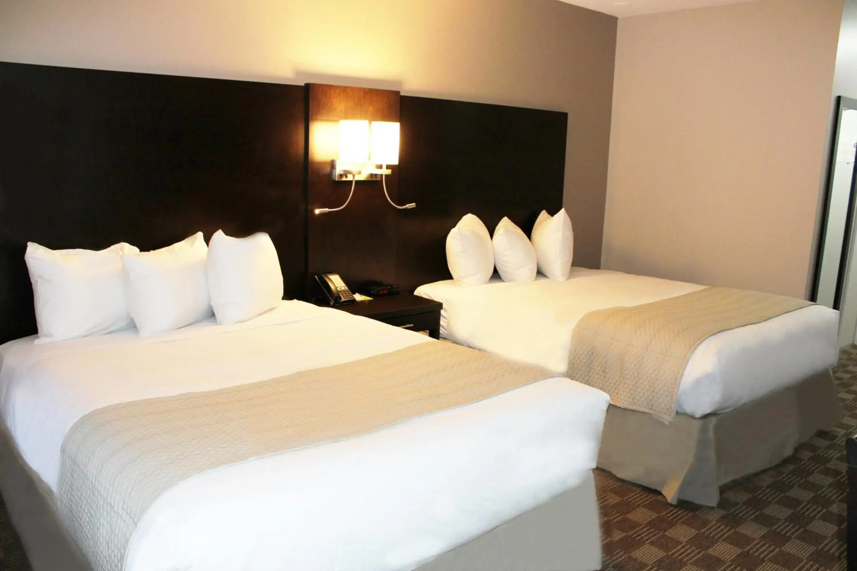 Bed in Days Inn & Suites by Wyndham North Bay Downtown