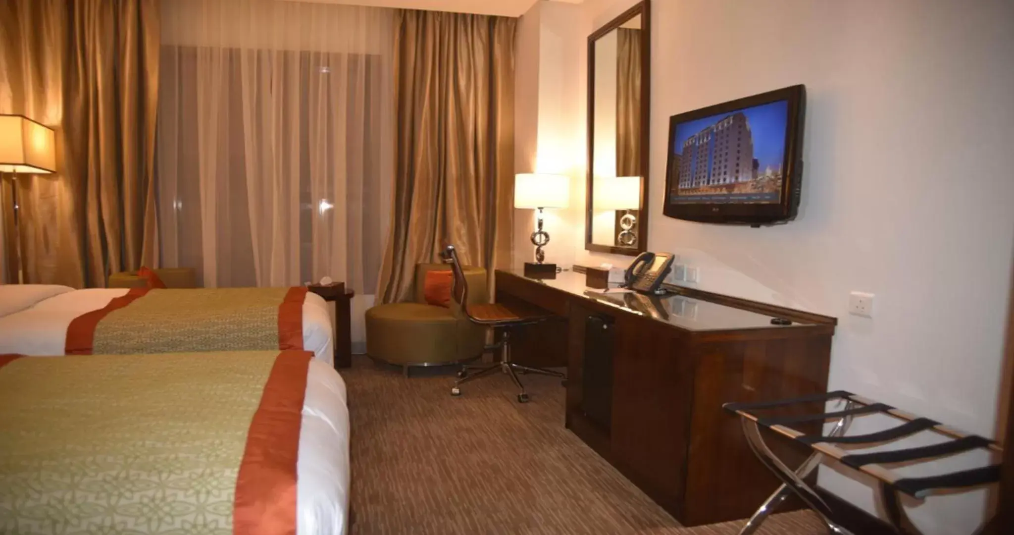 Bedroom, TV/Entertainment Center in Crowne Plaza Madinah, an IHG Hotel