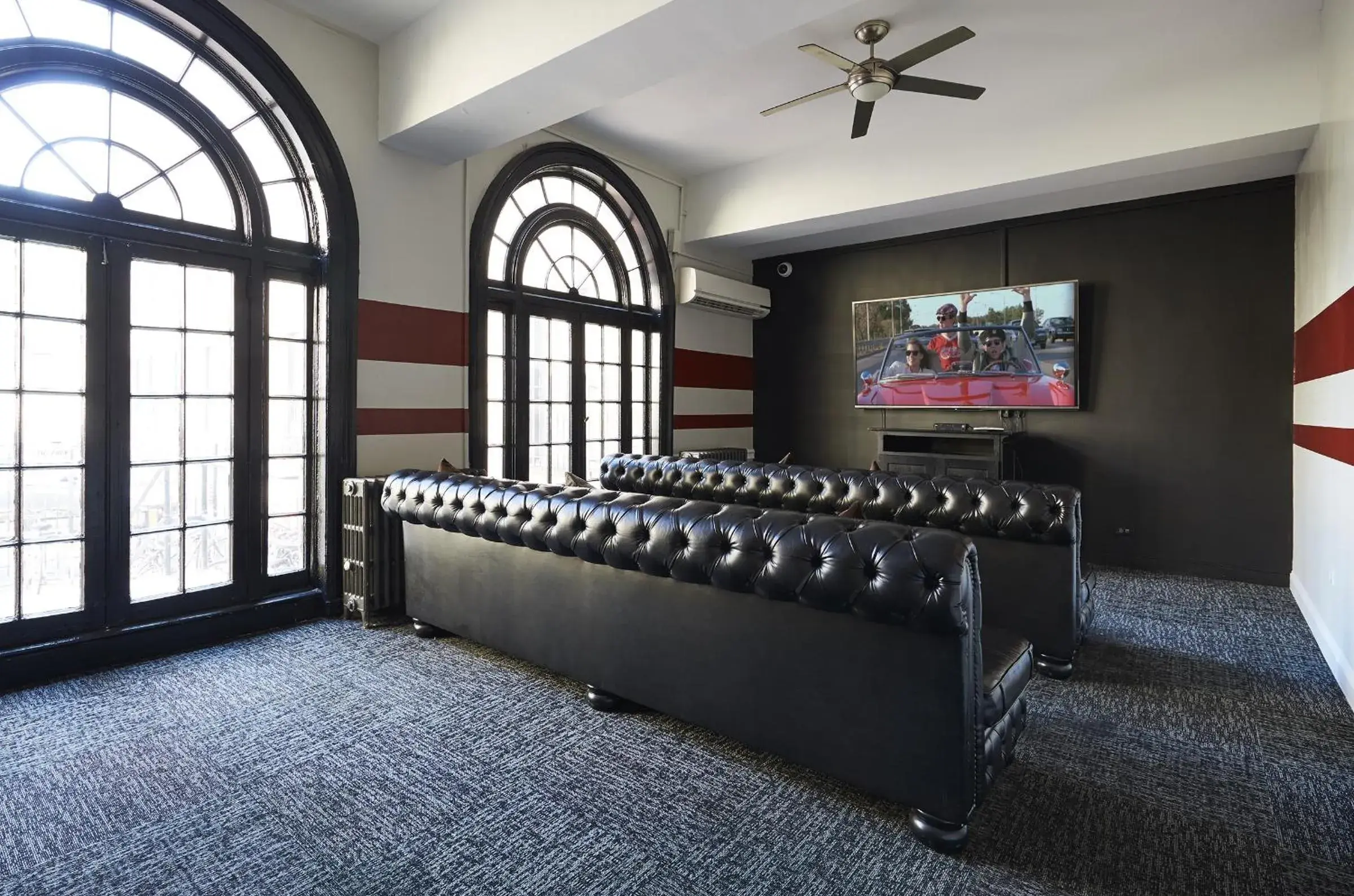 Communal lounge/ TV room in Chicago Getaway Hostel