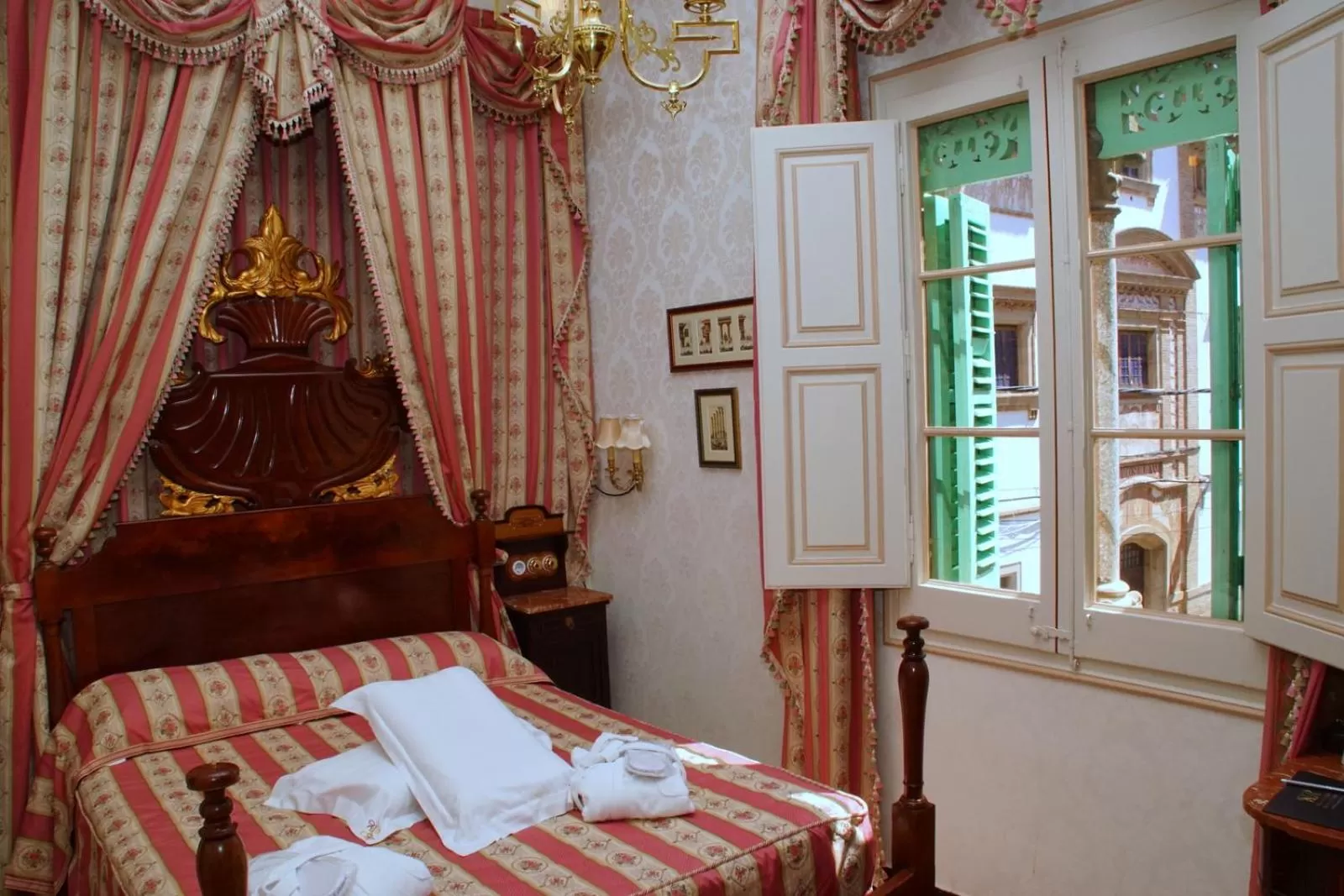 Bed in Sitges Royal Rooms