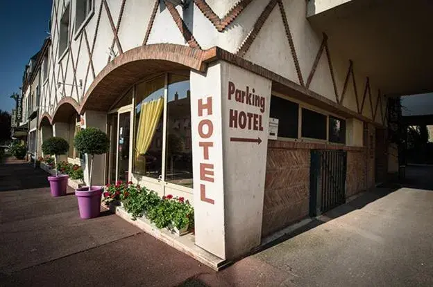 Facade/entrance, Property Building in Anne De Beaujeu