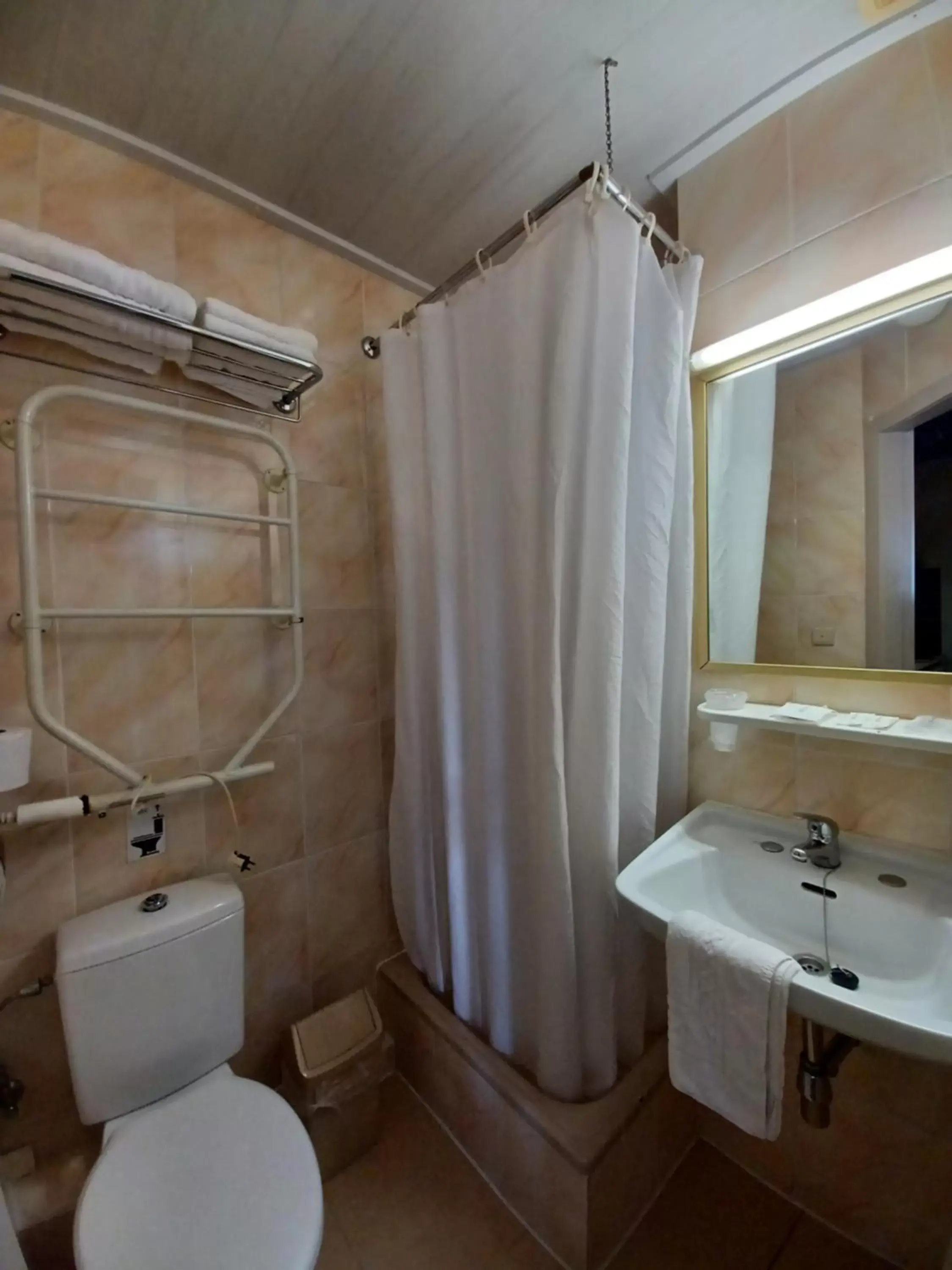Shower, Bathroom in Hotel Koffieboontje