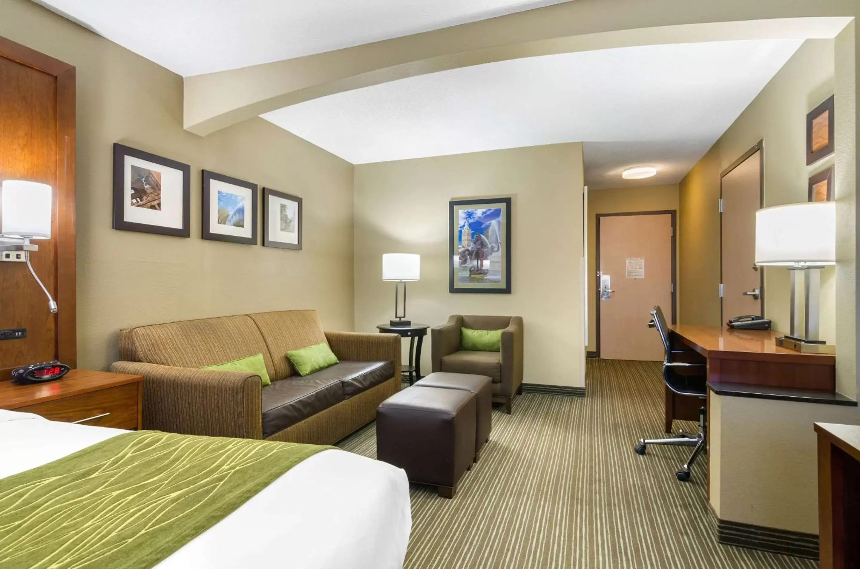 Photo of the whole room, Seating Area in Comfort Inn & Suites Near Worlds of Fun