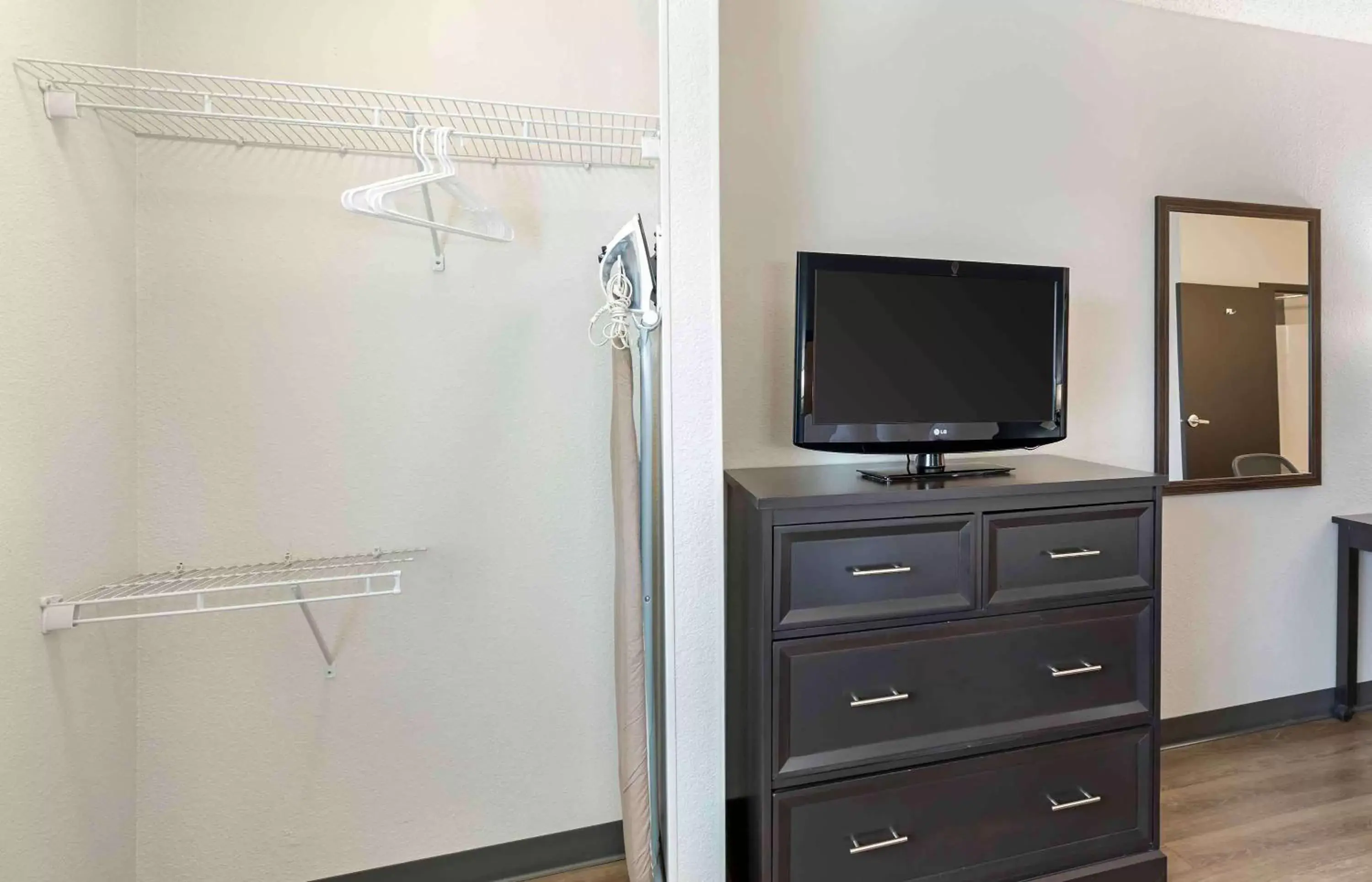 Bedroom, TV/Entertainment Center in Extended Stay America Suites - Denver - Park Meadows