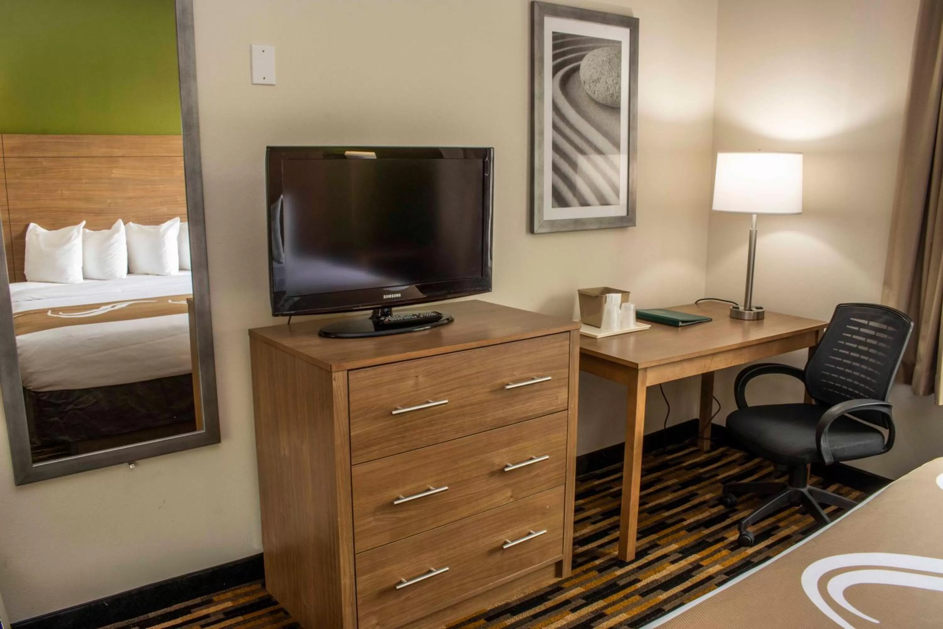 TV and multimedia, Bed in Quality Suites Lake Wright - Norfolk Airport