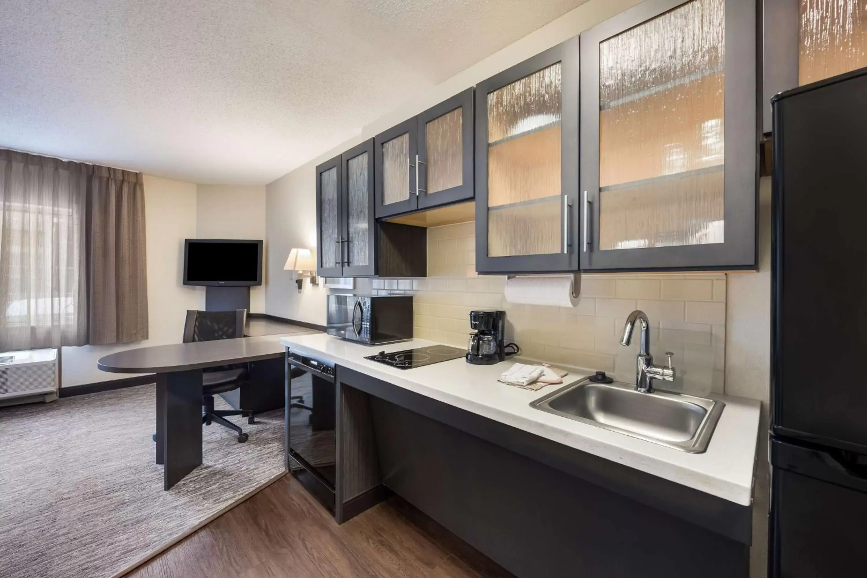 Kitchen or kitchenette, Bathroom in Sonesta Simply Suites Austin South