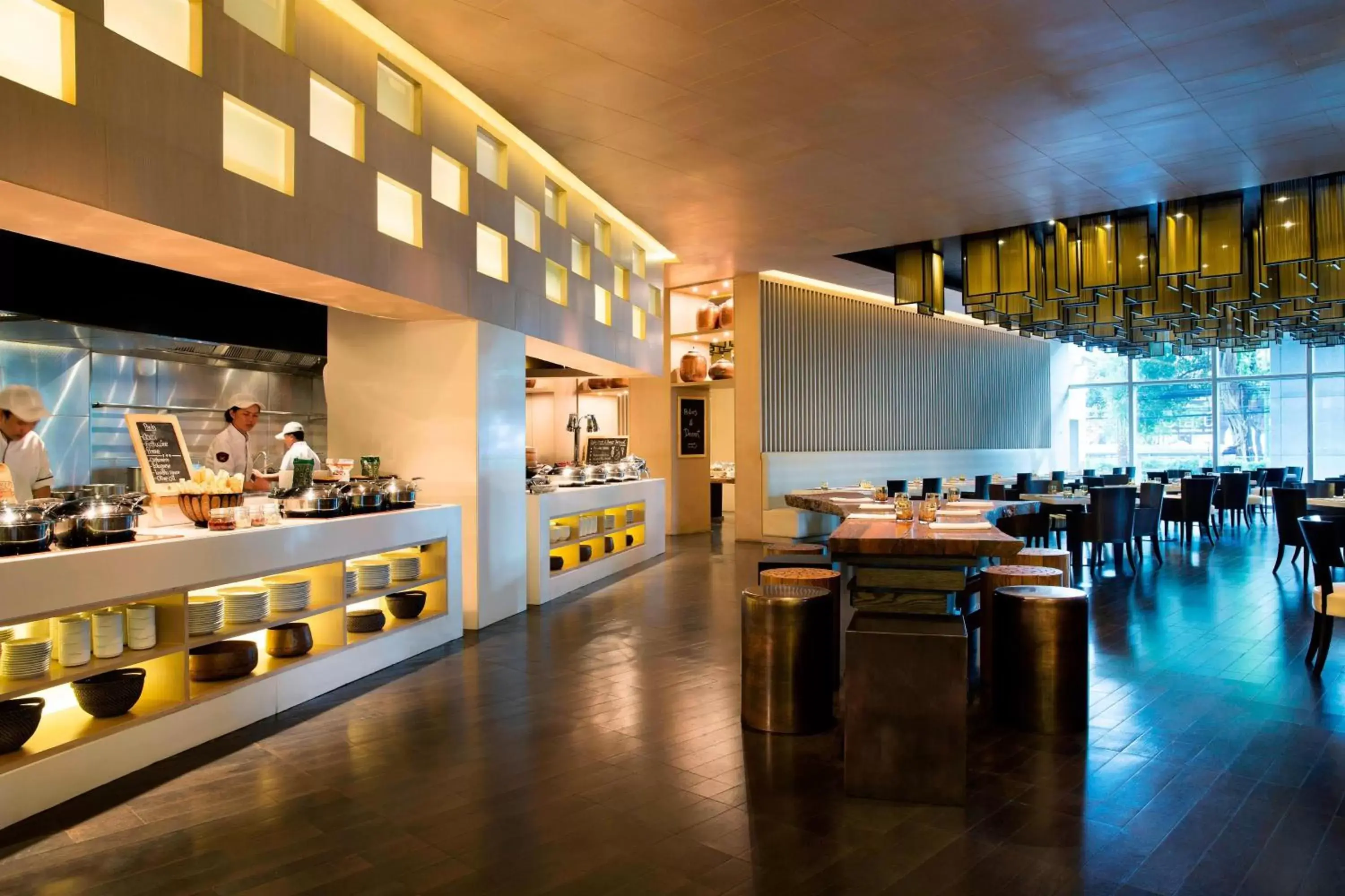 Kitchen or kitchenette, Lounge/Bar in Bangkok Marriott Hotel Sukhumvit