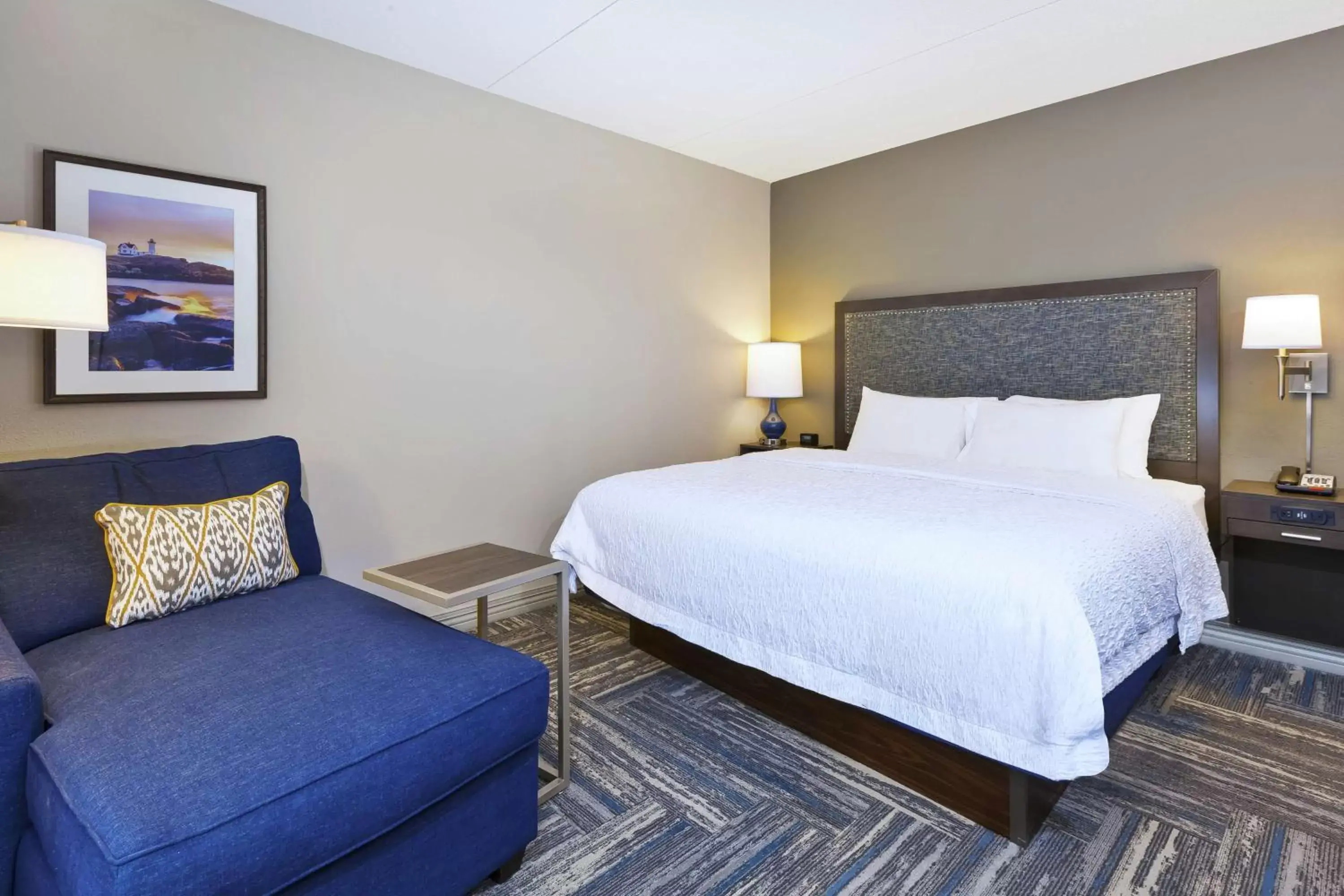 Living room, Bed in Hampton Inn & Suites Wells-Ogunquit
