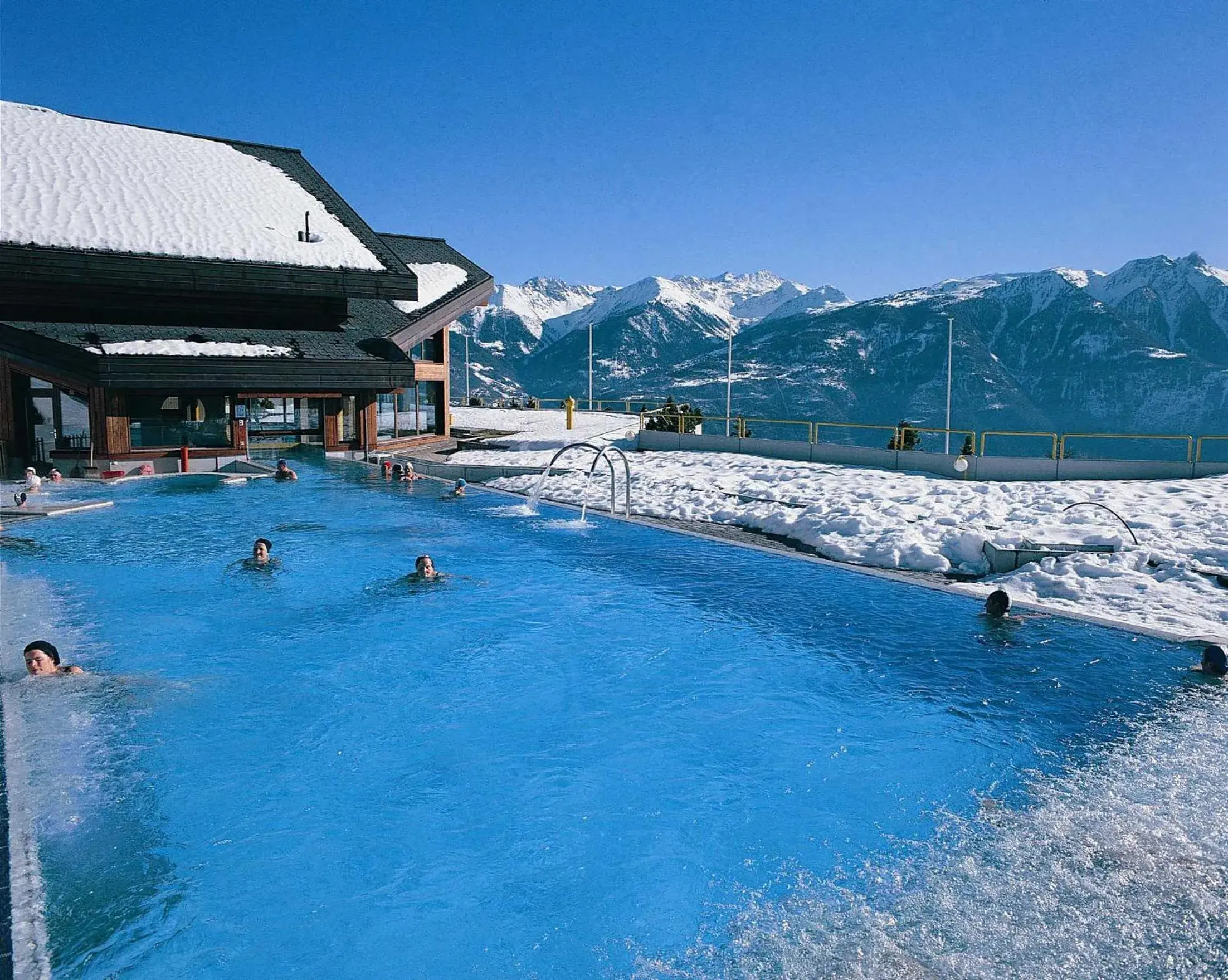 Swimming Pool in Hôtel des Bains d'Ovronnaz