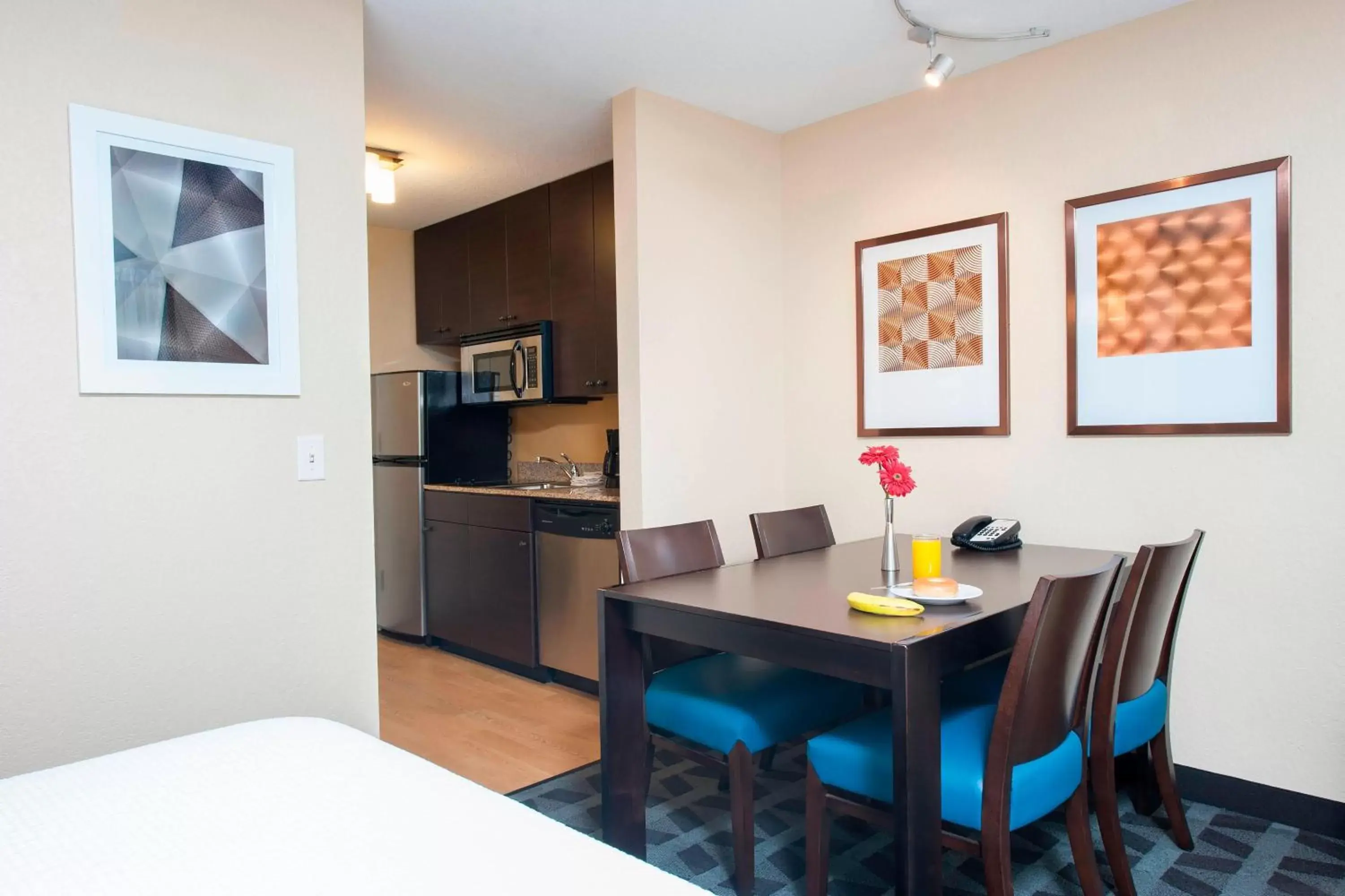 Photo of the whole room, Dining Area in TownePlace Suites Des Moines Urbandale