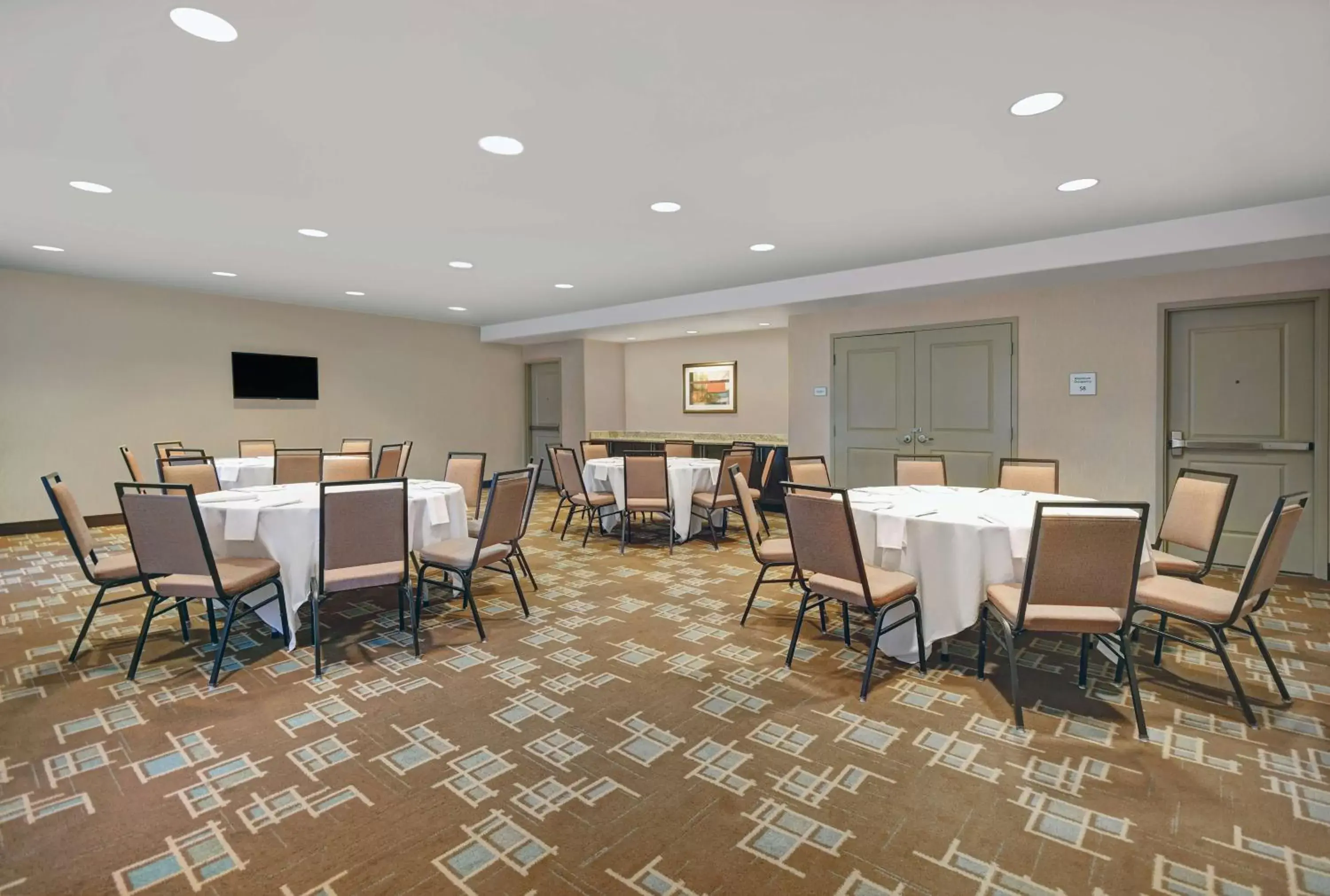 Meeting/conference room, Restaurant/Places to Eat in Hampton Inn and Suites Robbinsville