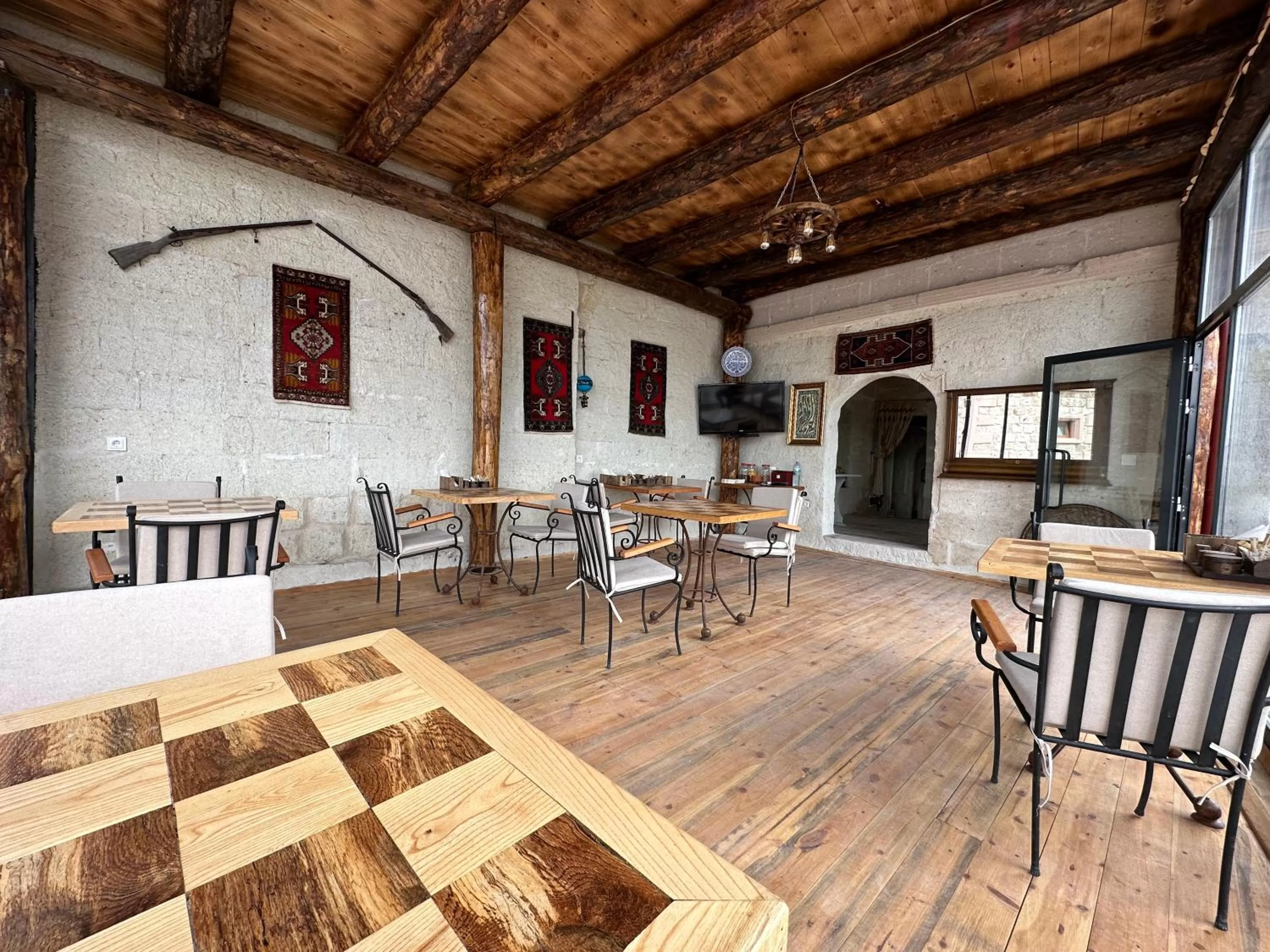 Restaurant/places to eat in Atax Cave House