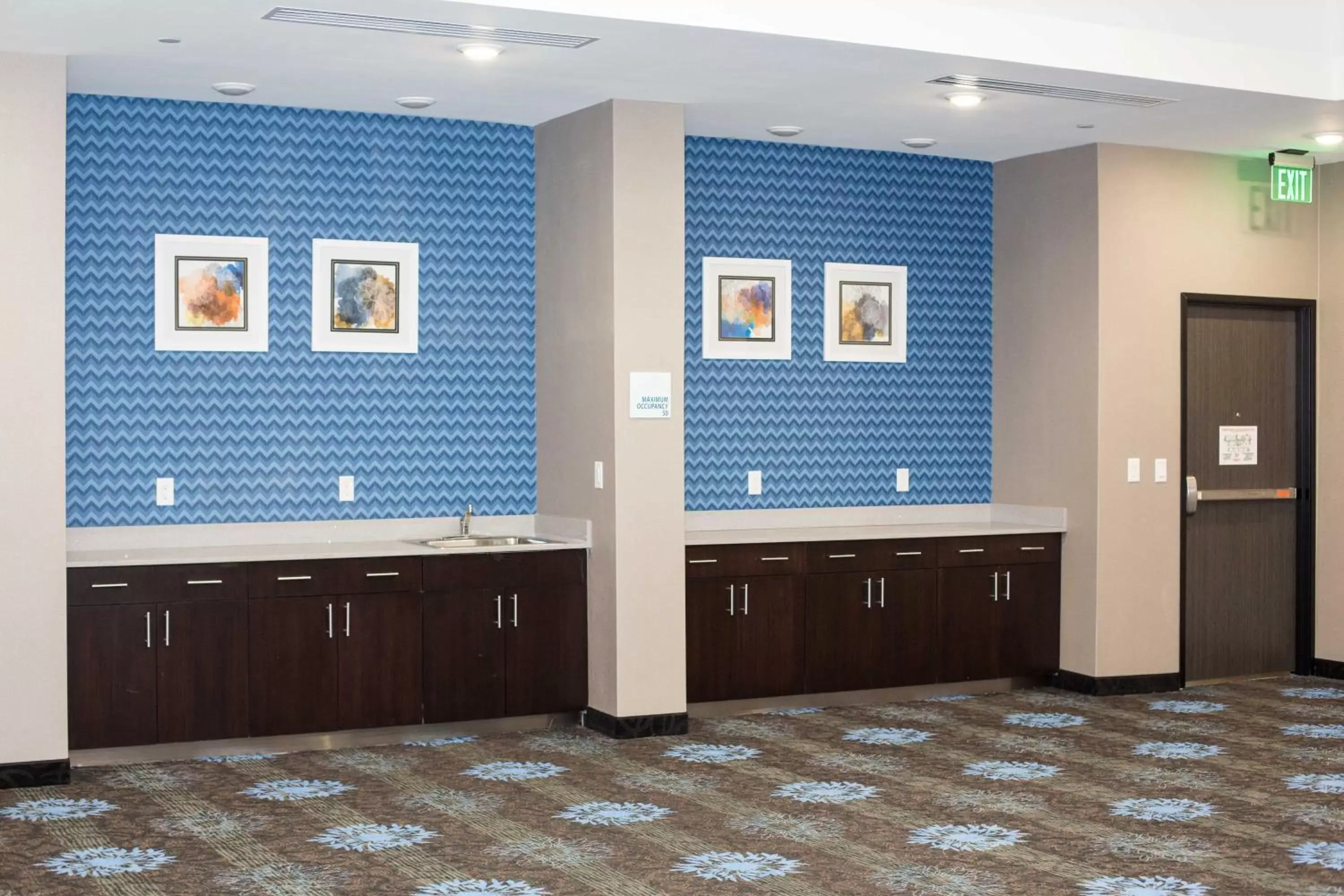 Meeting/conference room, Kitchen/Kitchenette in Holiday inn Express & Suites Oklahoma City Southeast, an IHG Hotel