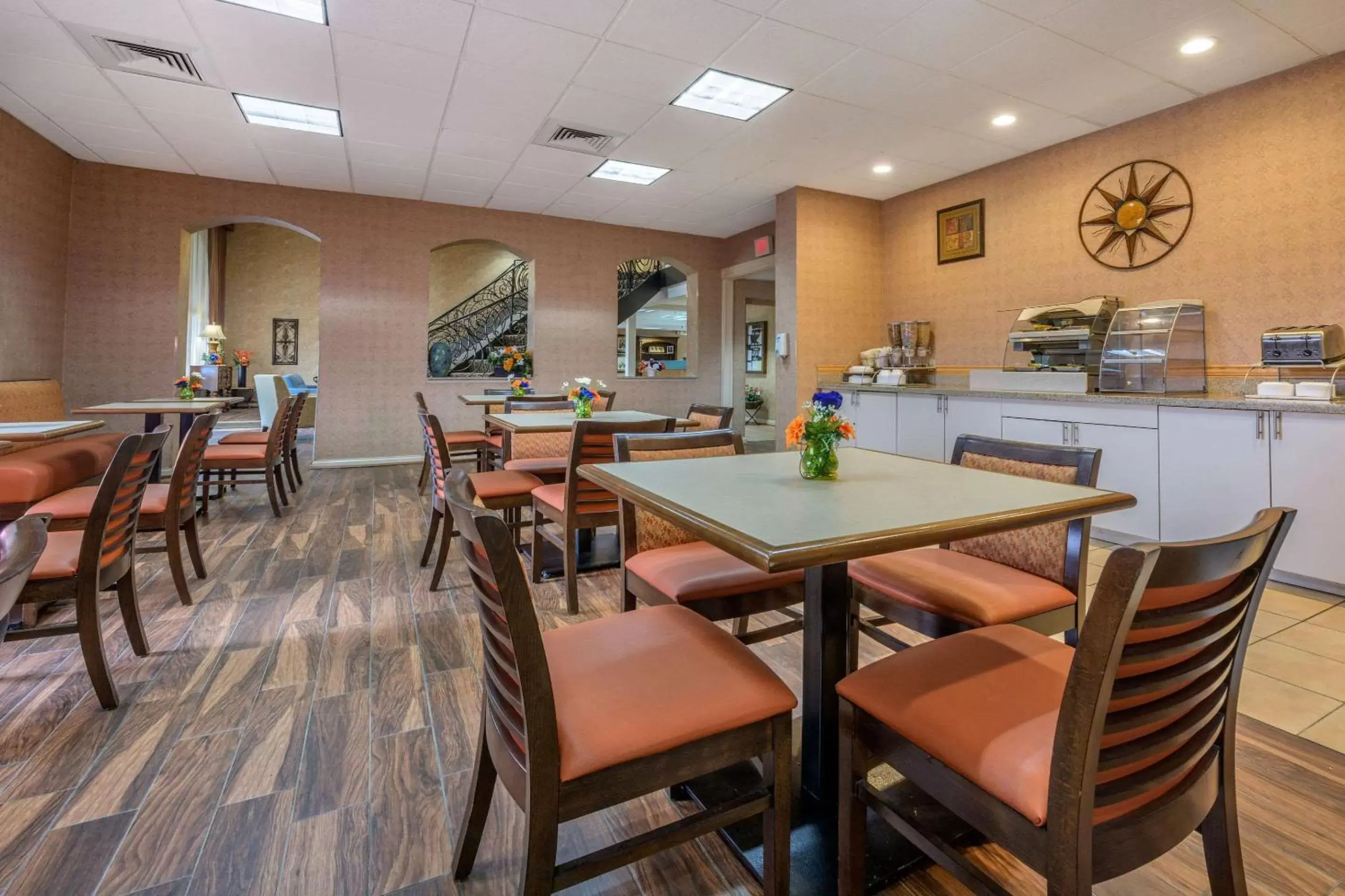 Restaurant/Places to Eat in Econo Lodge Inn & Suites Triadelphia