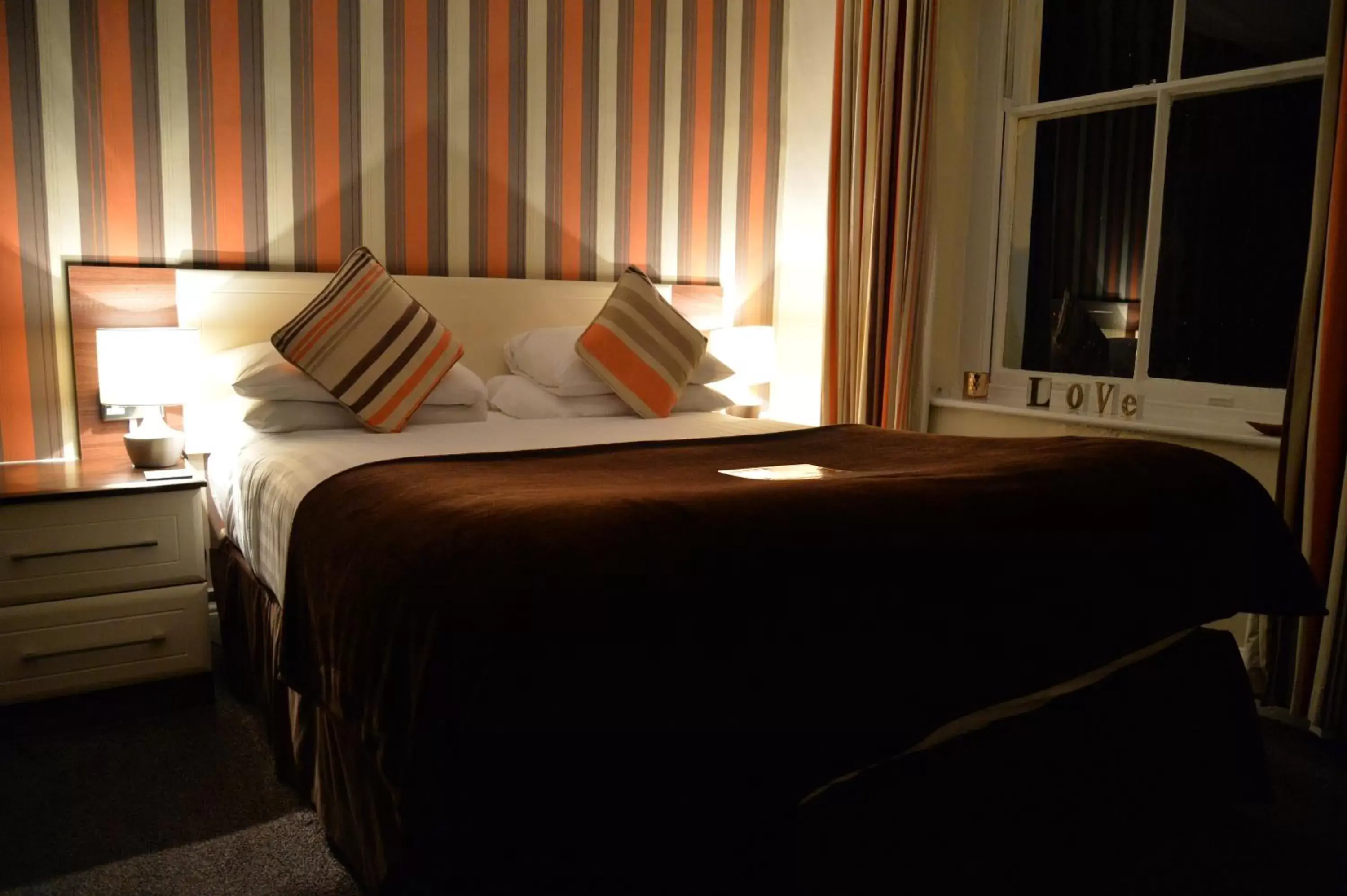 Bed in Lauriston & Lawton Court Hotel