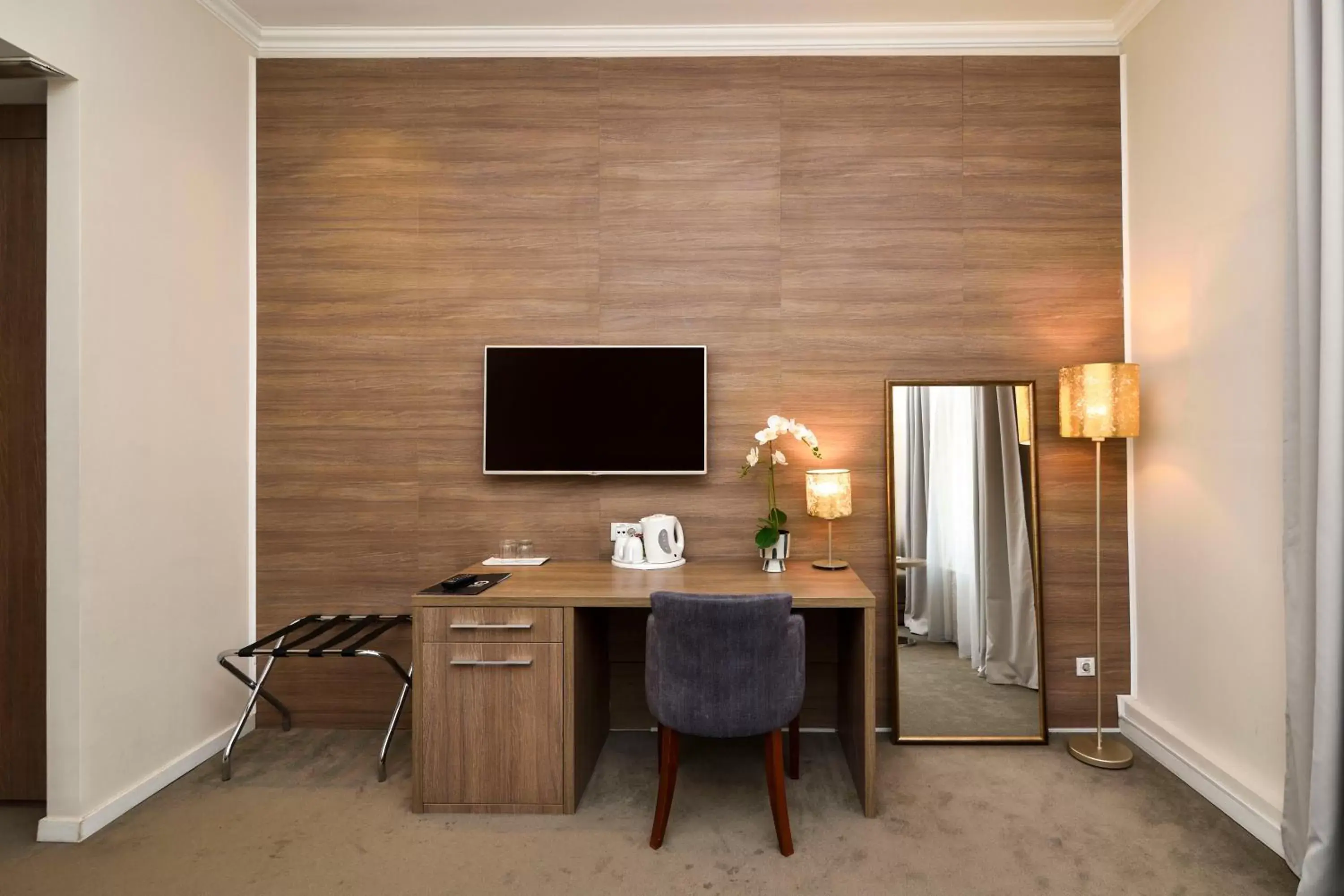 TV and multimedia in Hotel Opera Garni TV and multimedia in Hotel Opera Garni