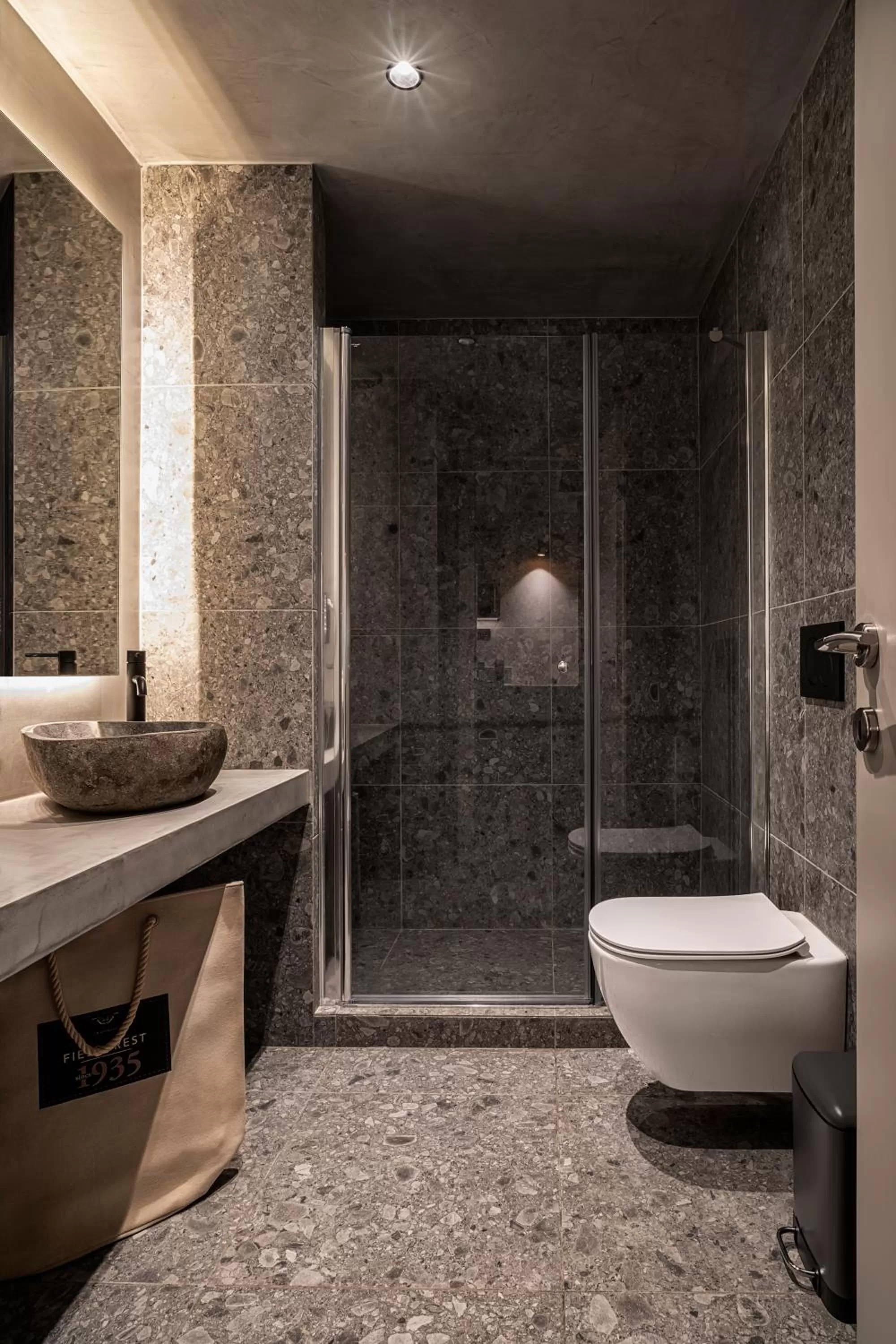 Bathroom in Bob W Athens Akadimia