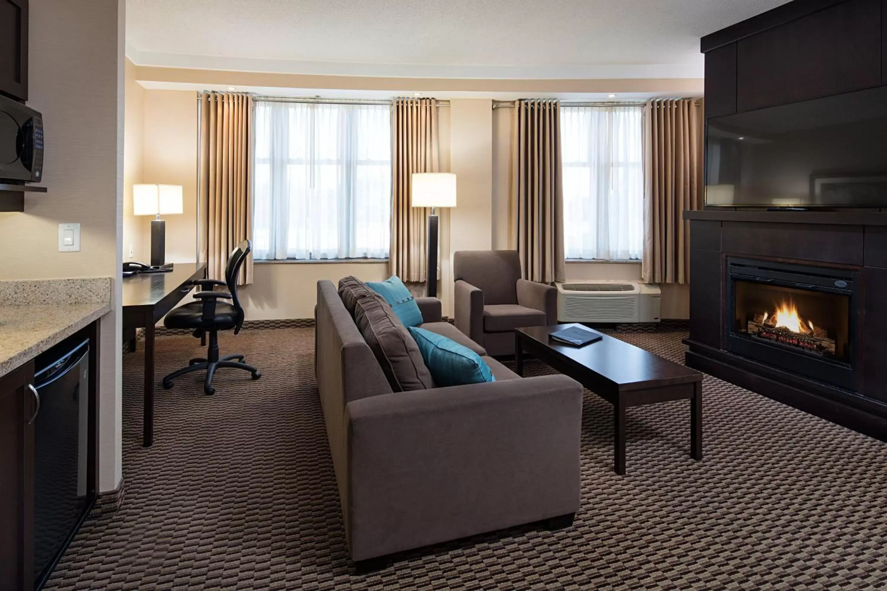 Photo of the whole room, Seating Area in Delta Hotels by Marriott Guelph Conference Centre