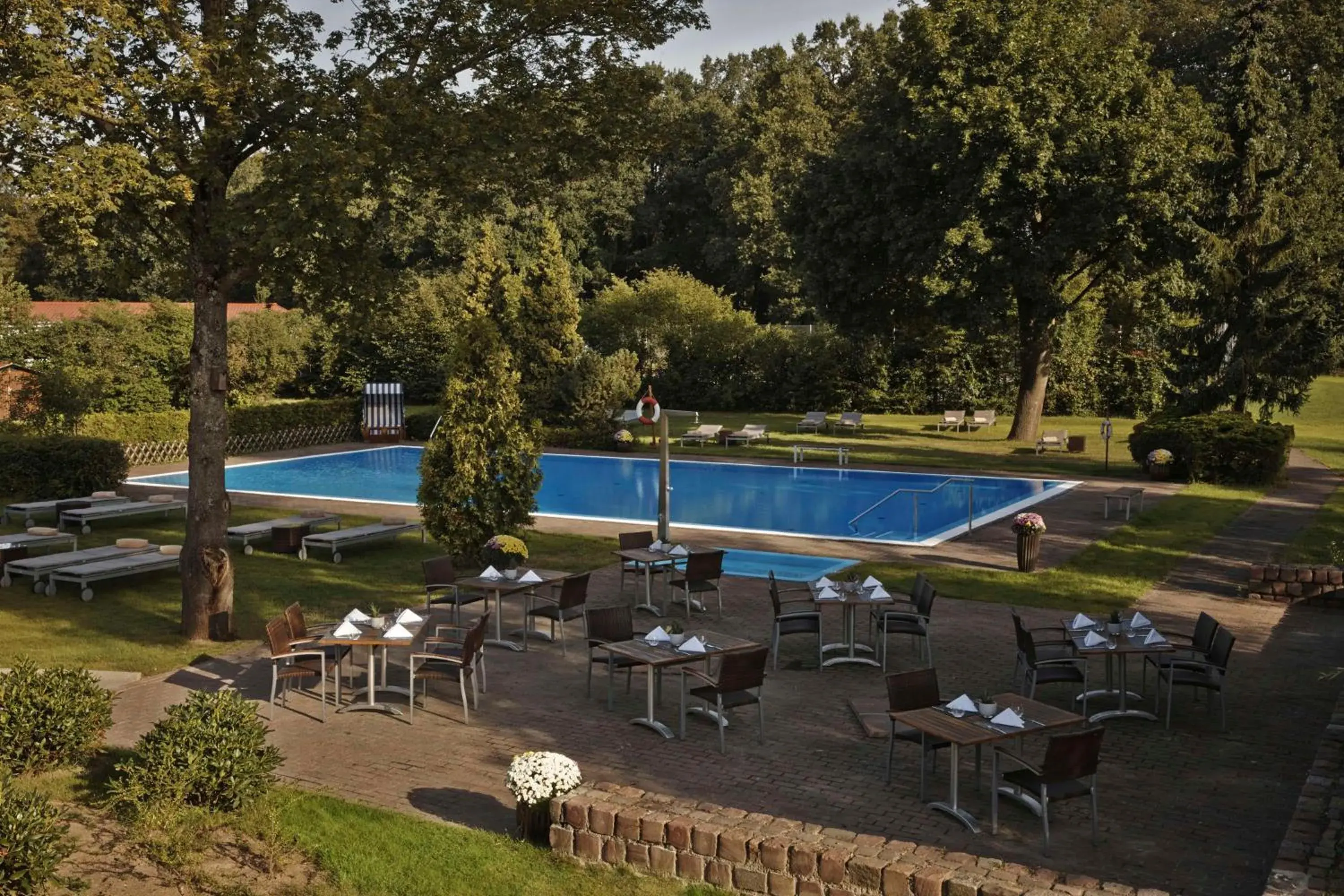 Pool view, Swimming Pool in Kempinski Hotel Frankfurt Gravenbruch