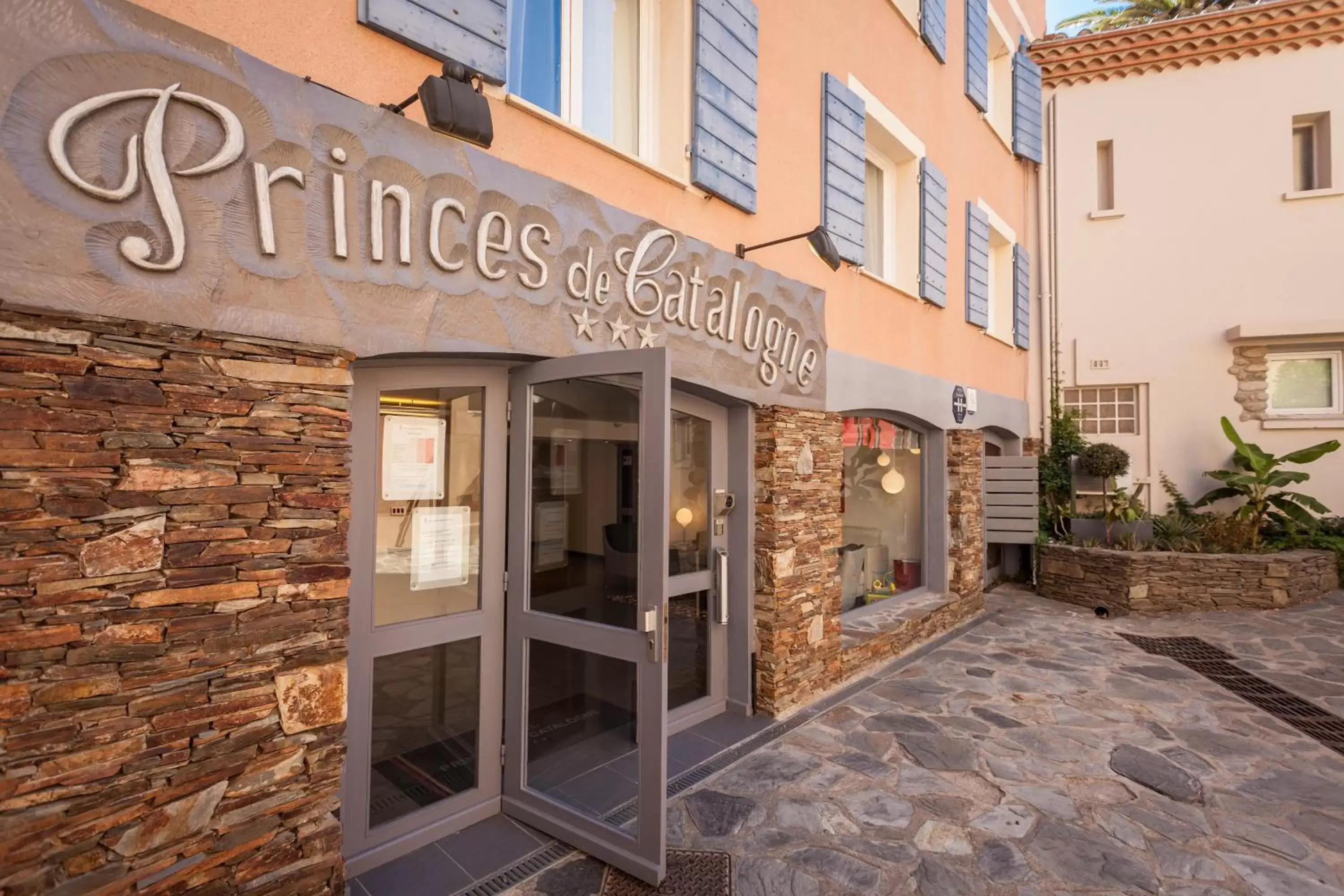 Facade/entrance in Hôtel Princes de Catalogne