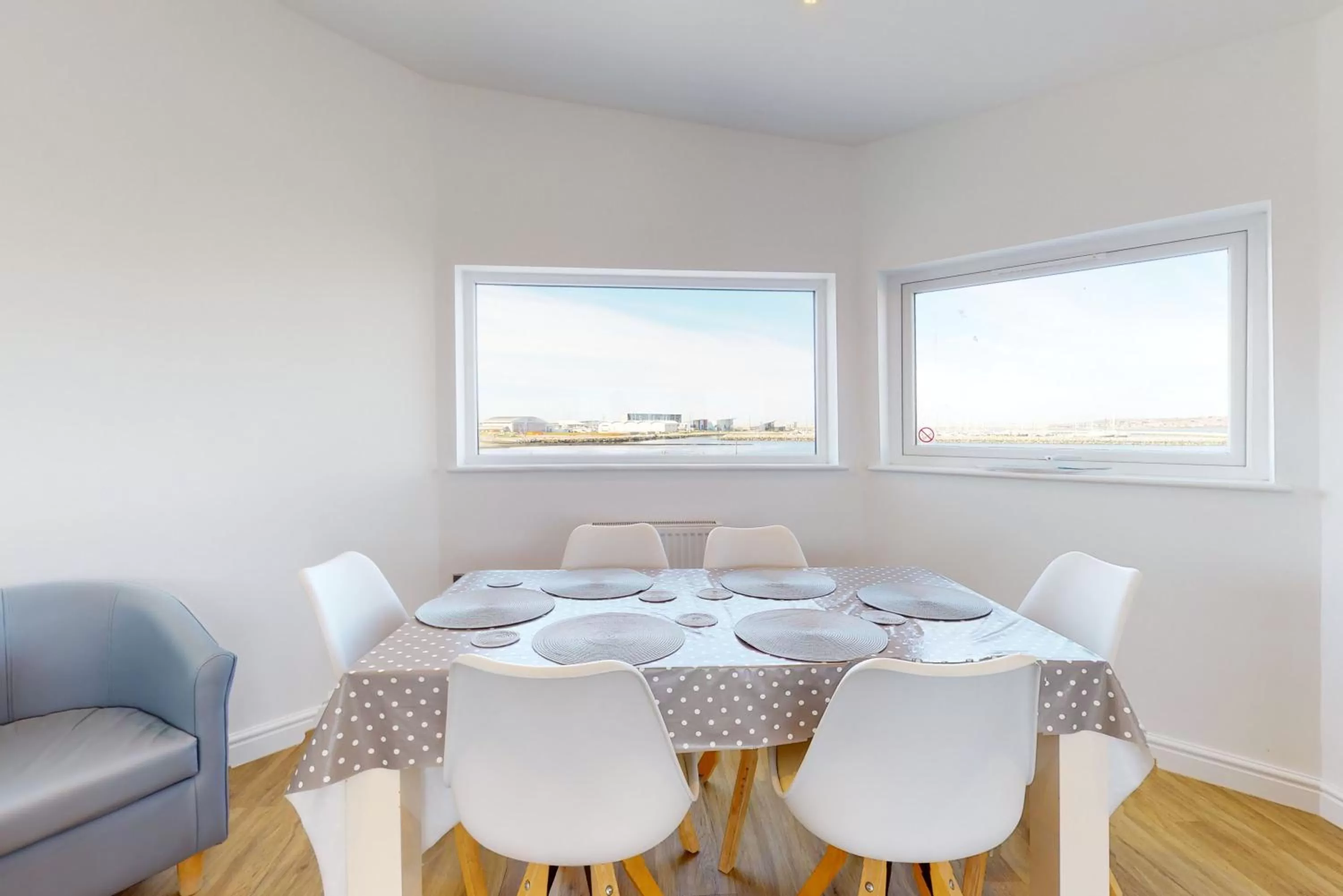 Dining area in Crabbers' Wharf