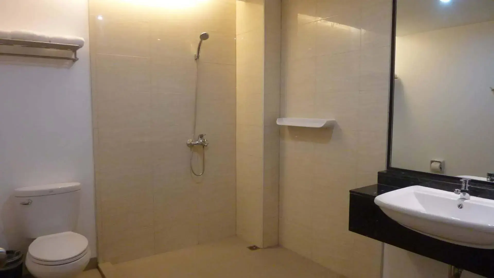 Bathroom in Circle Inn - Iloilo City Center