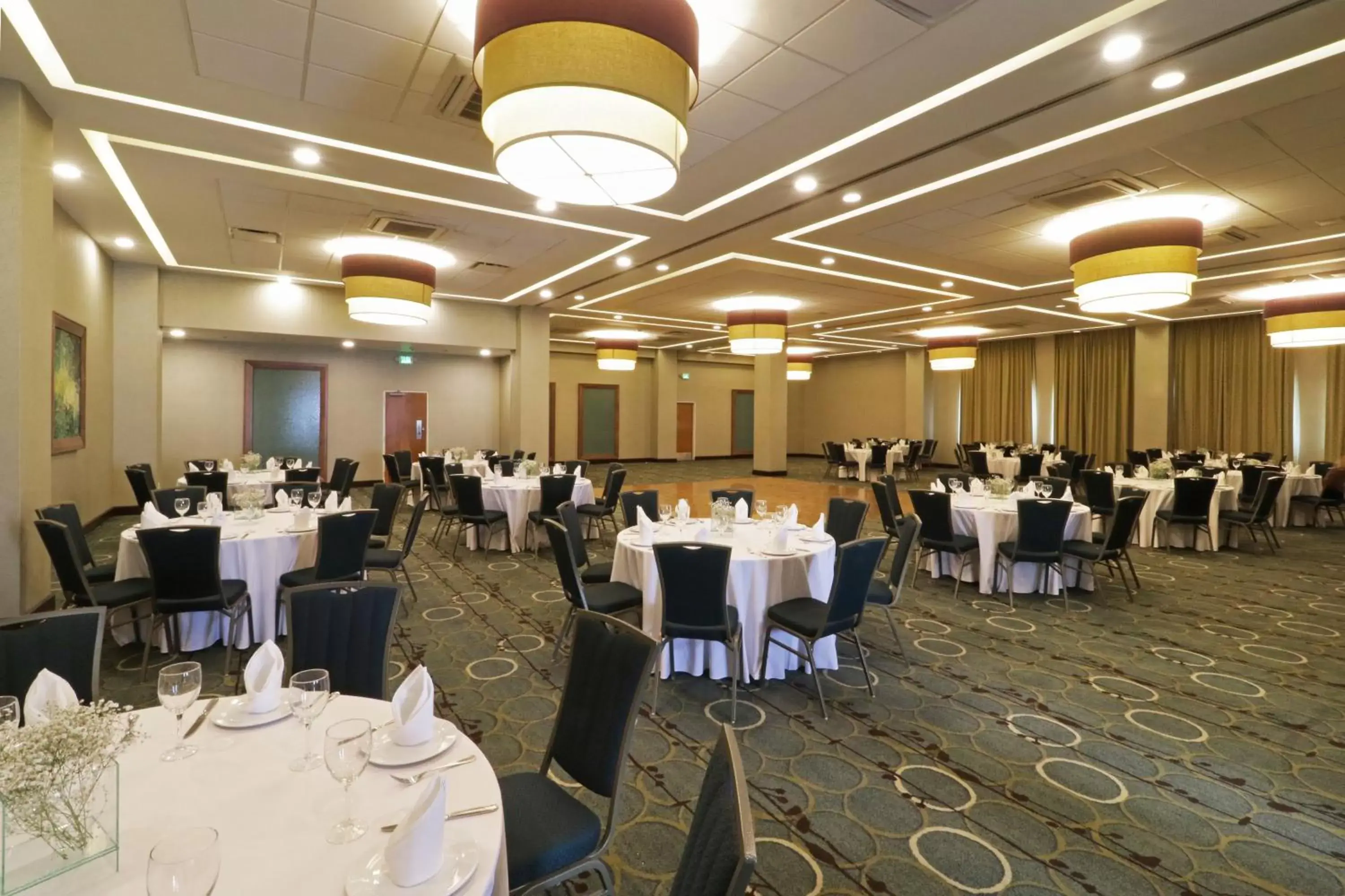 Meeting/conference room, Restaurant/Places to Eat in Holiday Inn Hotel & Suites Hermosillo Aeropuerto, an IHG Hotel