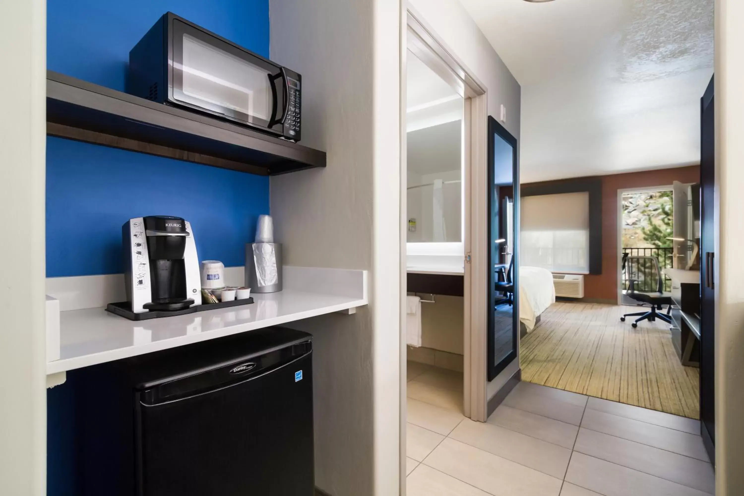 Bedroom, Kitchen/Kitchenette in Holiday Inn Express & Suites Custer-Mt Rushmore