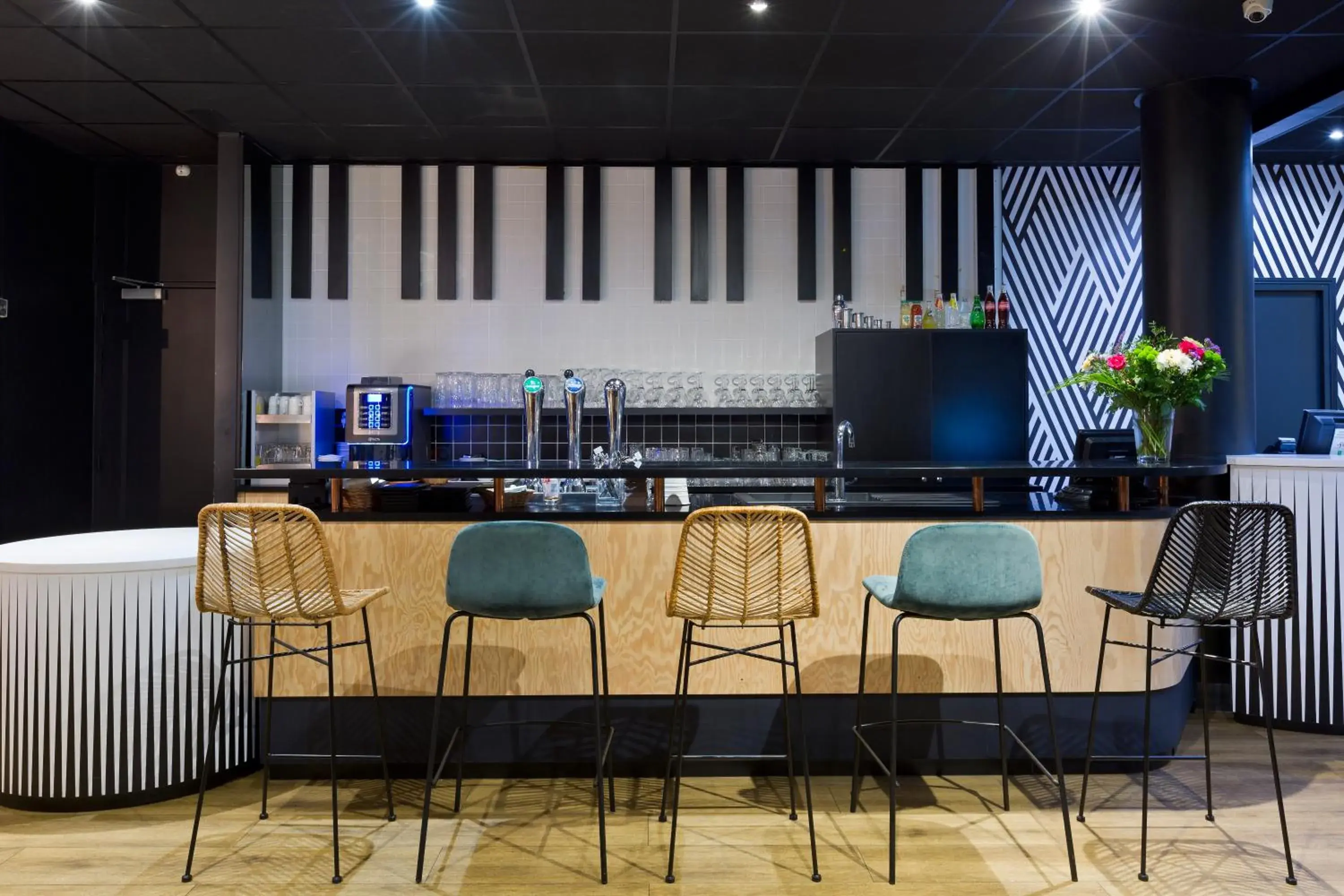 Lounge or bar, Kitchen/Kitchenette in ibis Styles Massy Opera