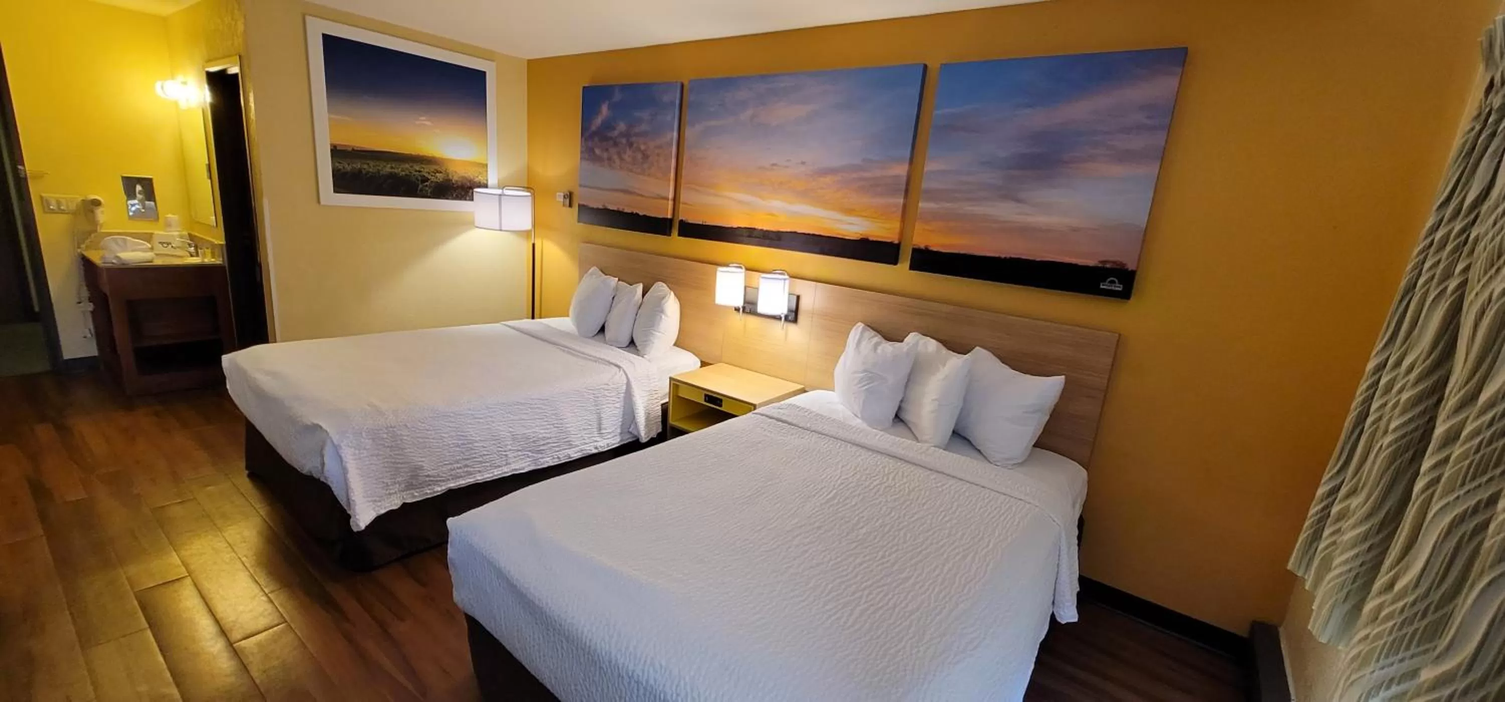 Photo of the whole room, Bed in Days Inn by Wyndham Rockford I-90 Walking Distance to Casino