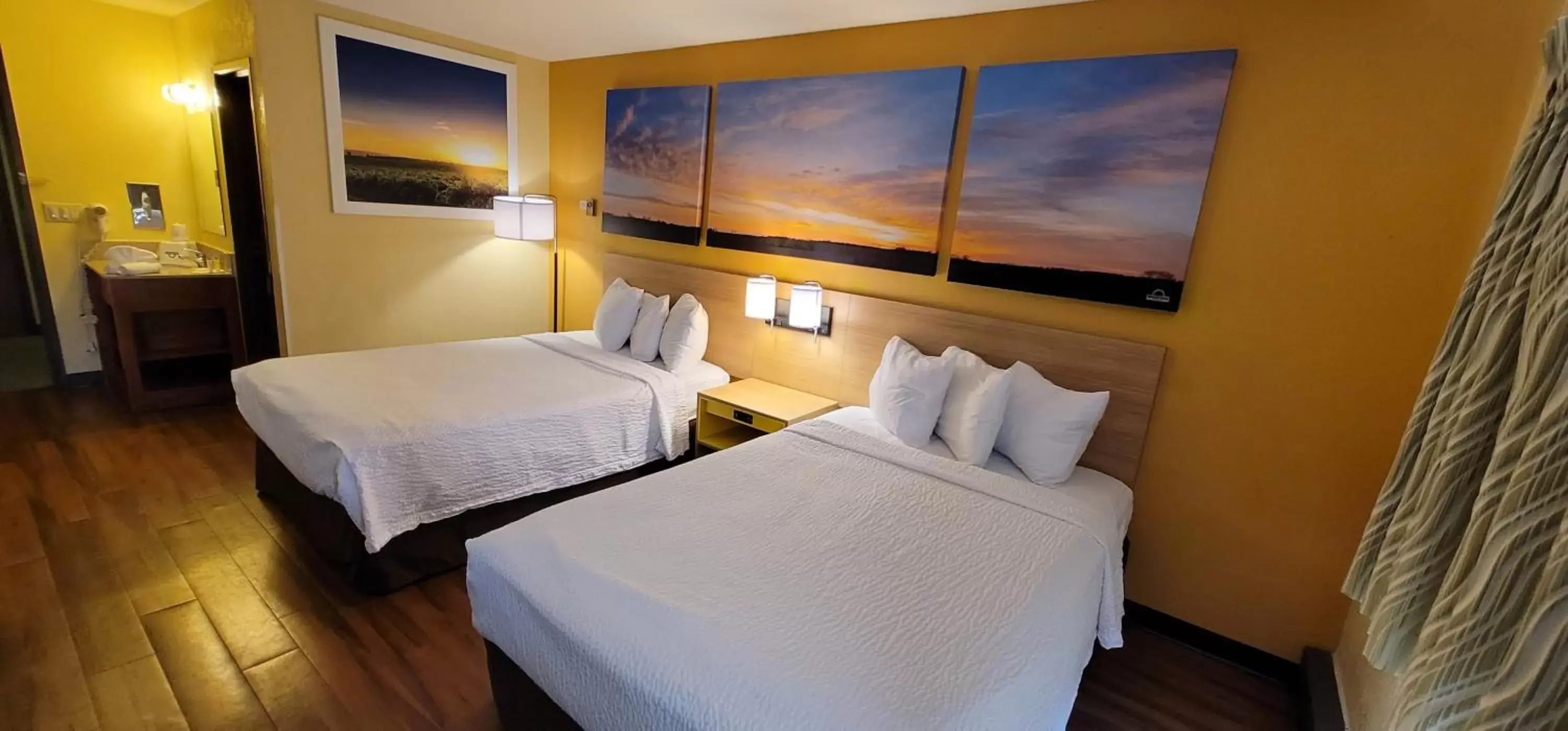 Photo of the whole room, Bed in Days Inn by Wyndham Rockford