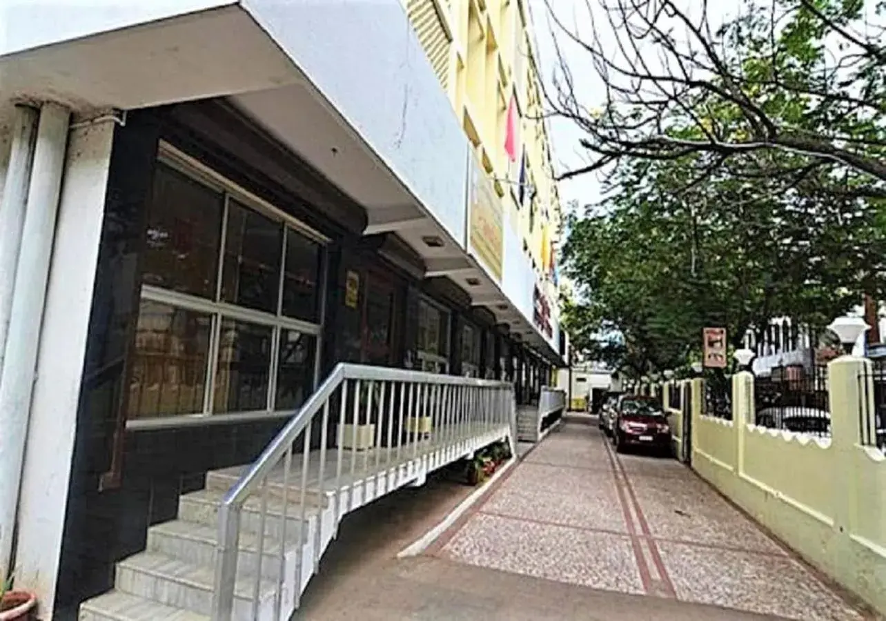 Parking, Property Building in Hotel Pandian