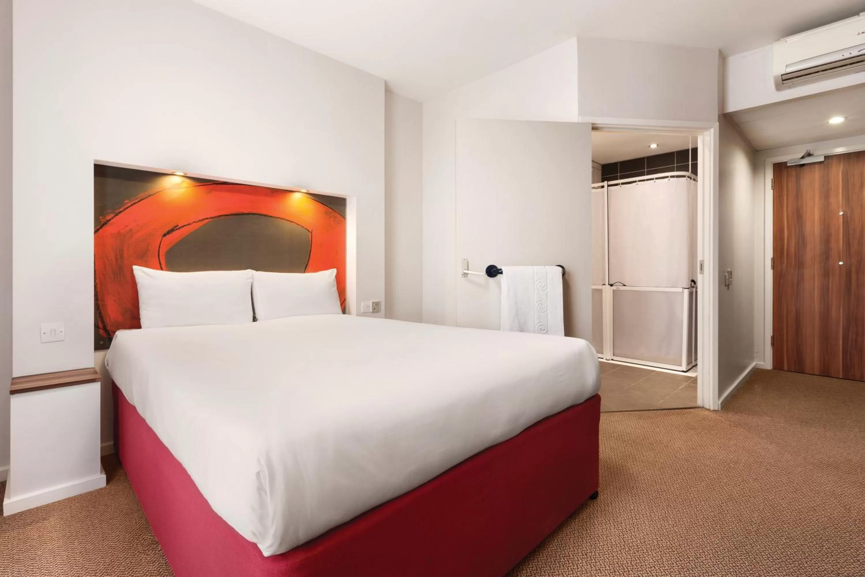 Photo of the whole room, Bed in Ramada London Stansted Airport