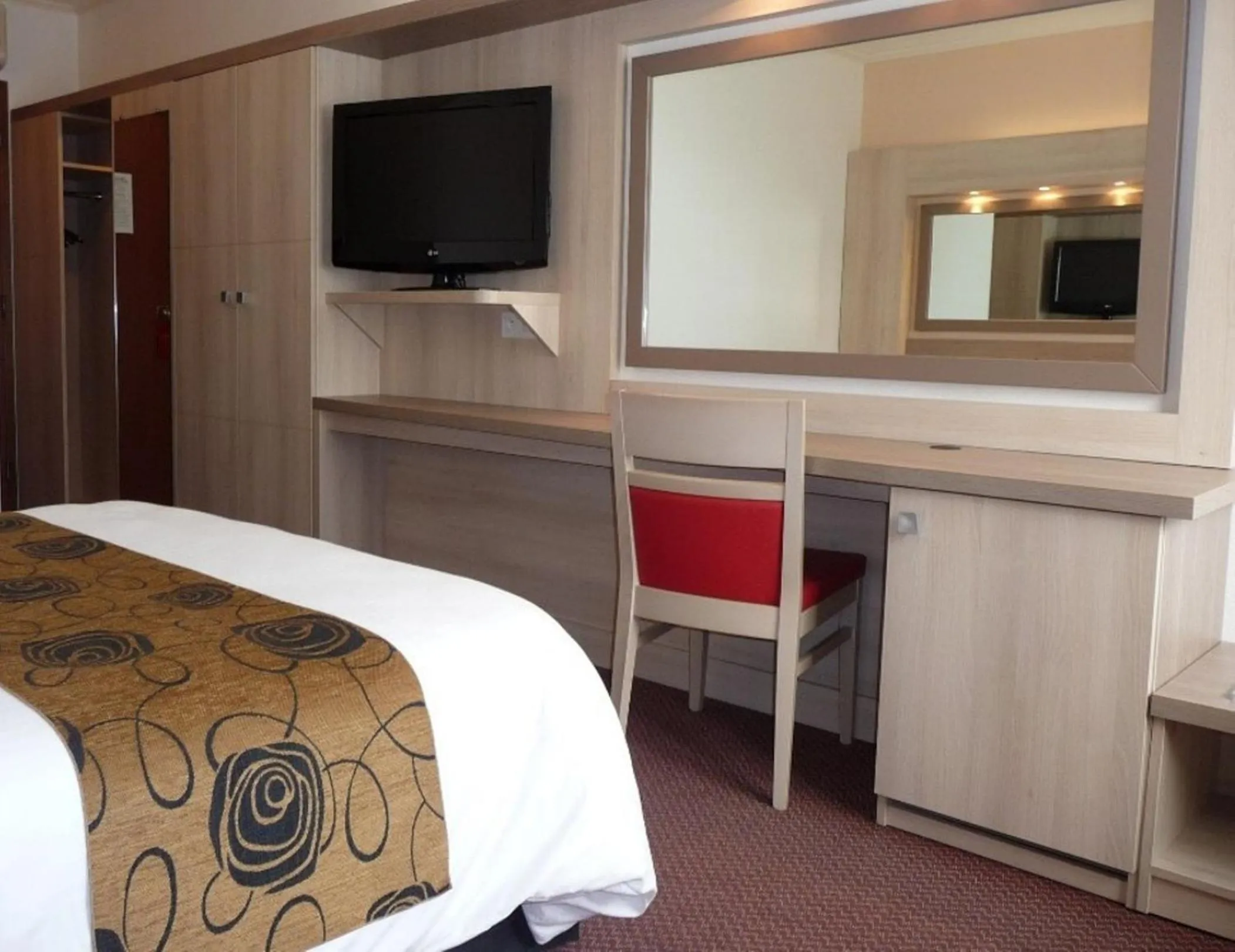 Photo of the whole room, Bed in The Originals Boutique, Hôtel Aquilon, Saint-Nazaire