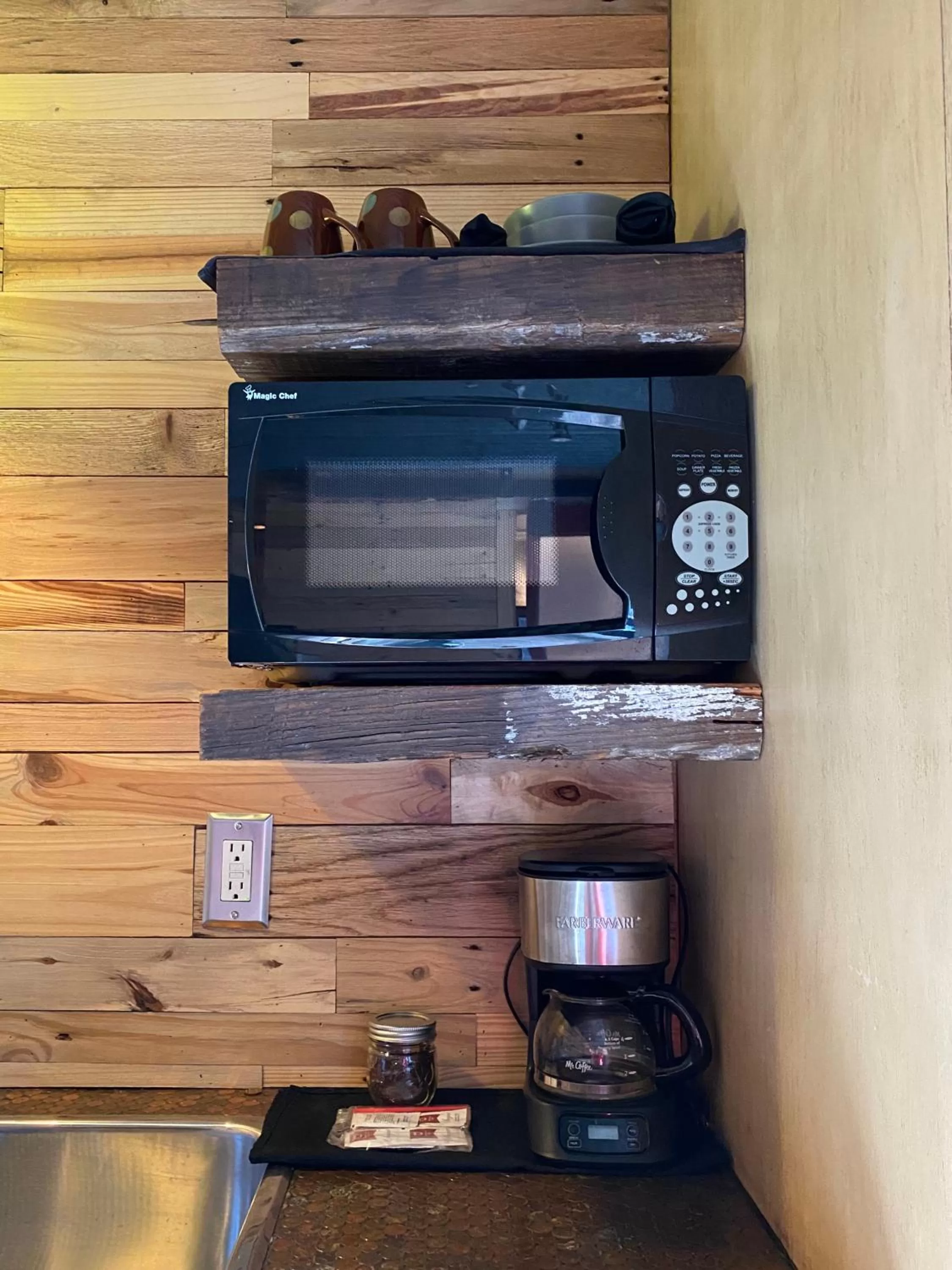 Coffee/tea facilities, TV/Entertainment Center in Barefoot Hills