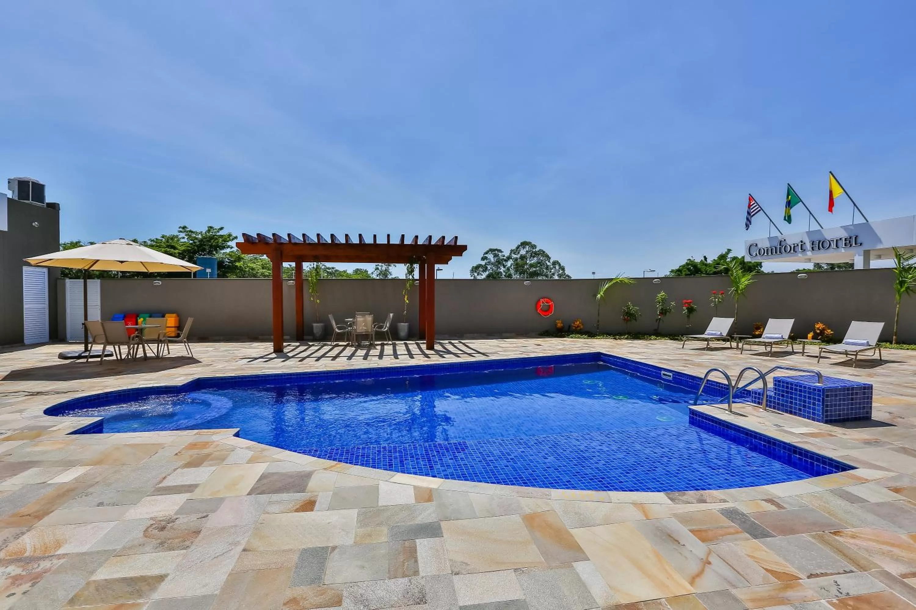 Swimming pool in Comfort Mogi Guaçu
