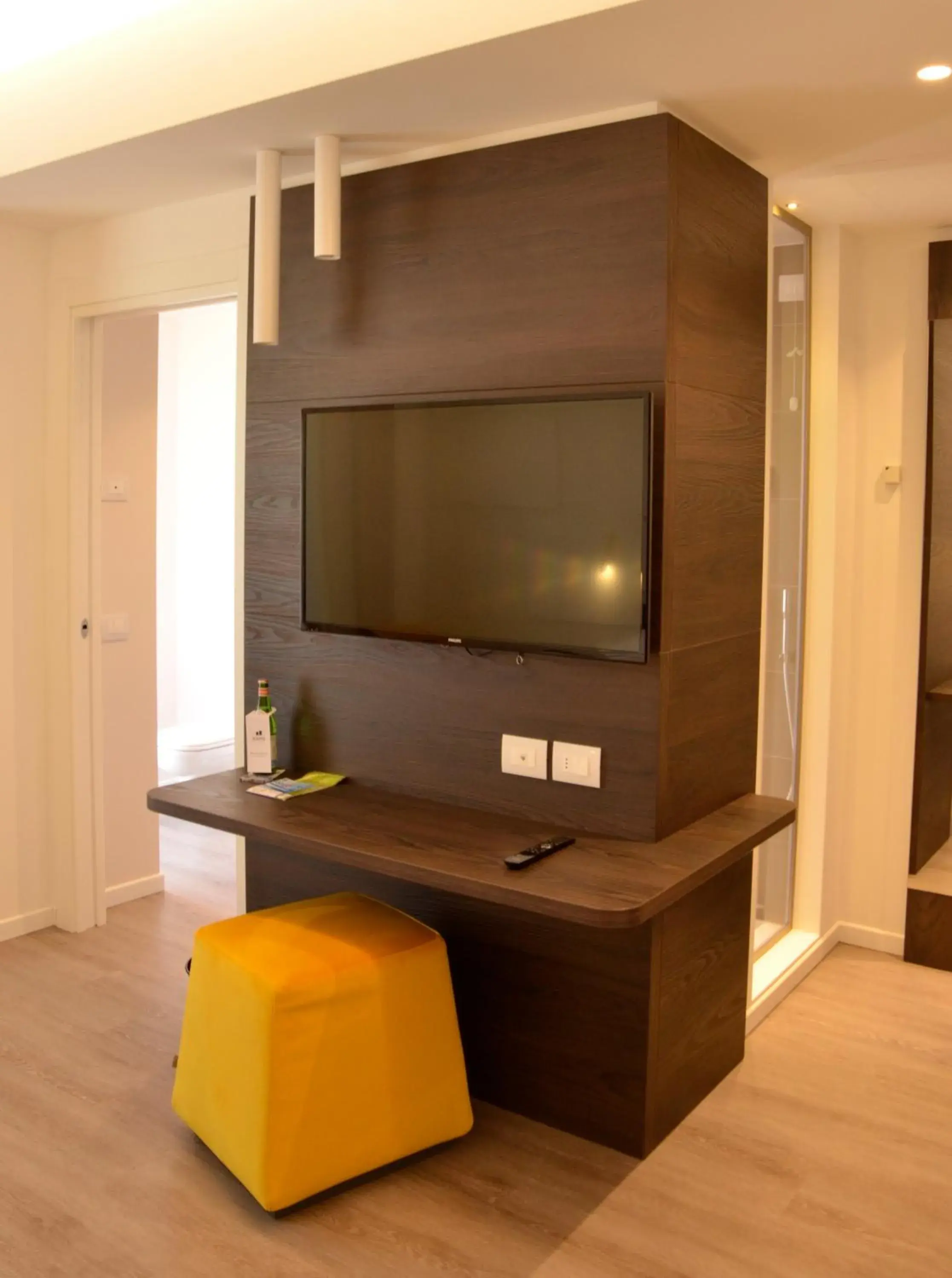 TV and multimedia, TV/Entertainment Center in Solho Hotel