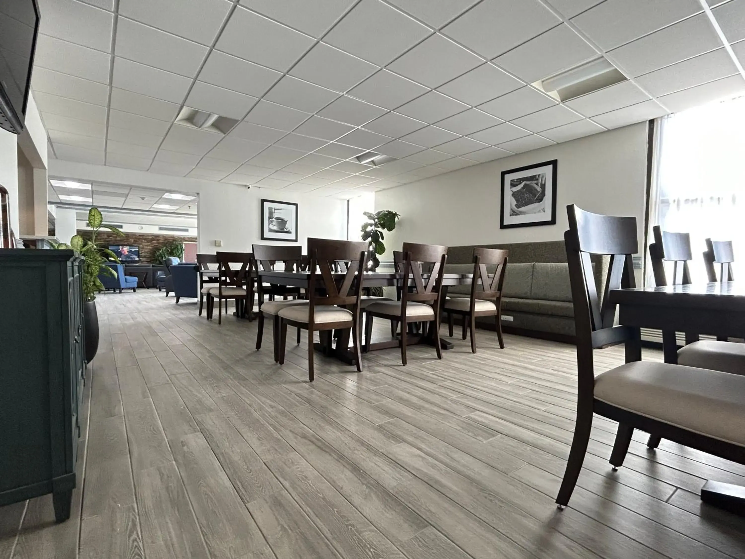 Lobby or reception, Restaurant/Places to Eat in Clarion Inn and Suites Airport