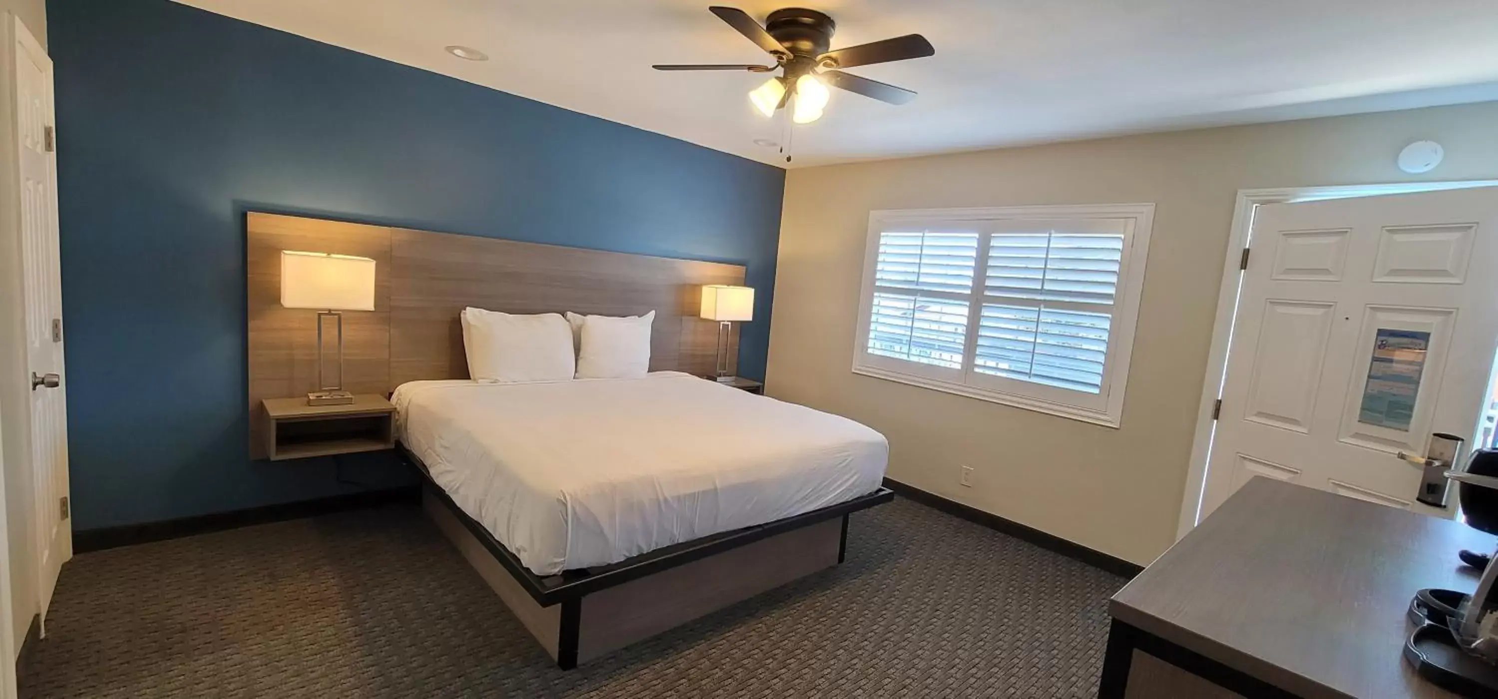 Photo of the whole room, Bed in Beachwalker Inn & Suites