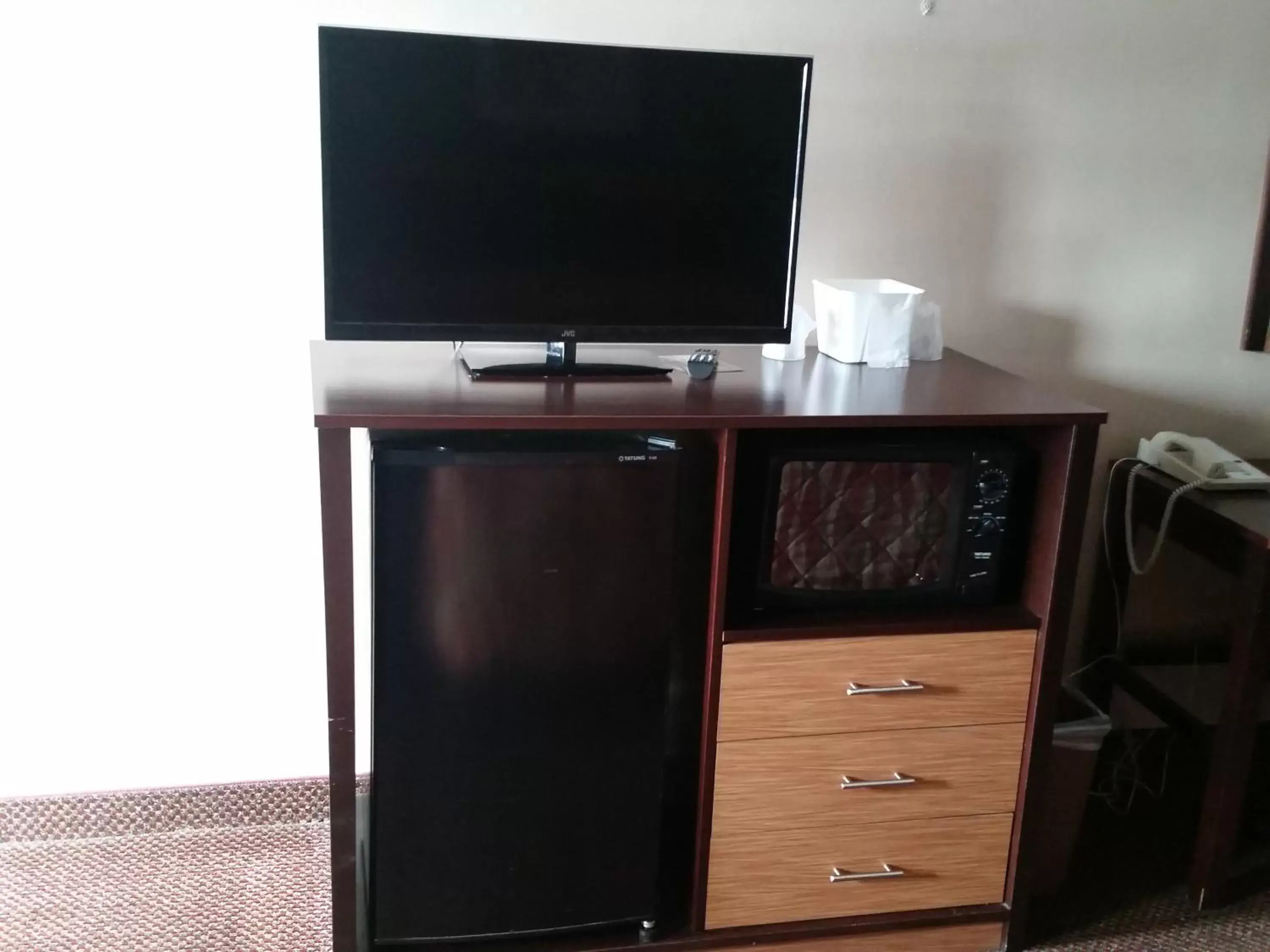 TV and multimedia, TV/Entertainment Center in German Village Inn Motel