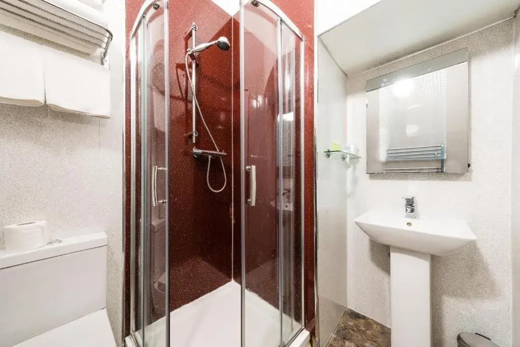 Shower, Bathroom in Killin Hotel