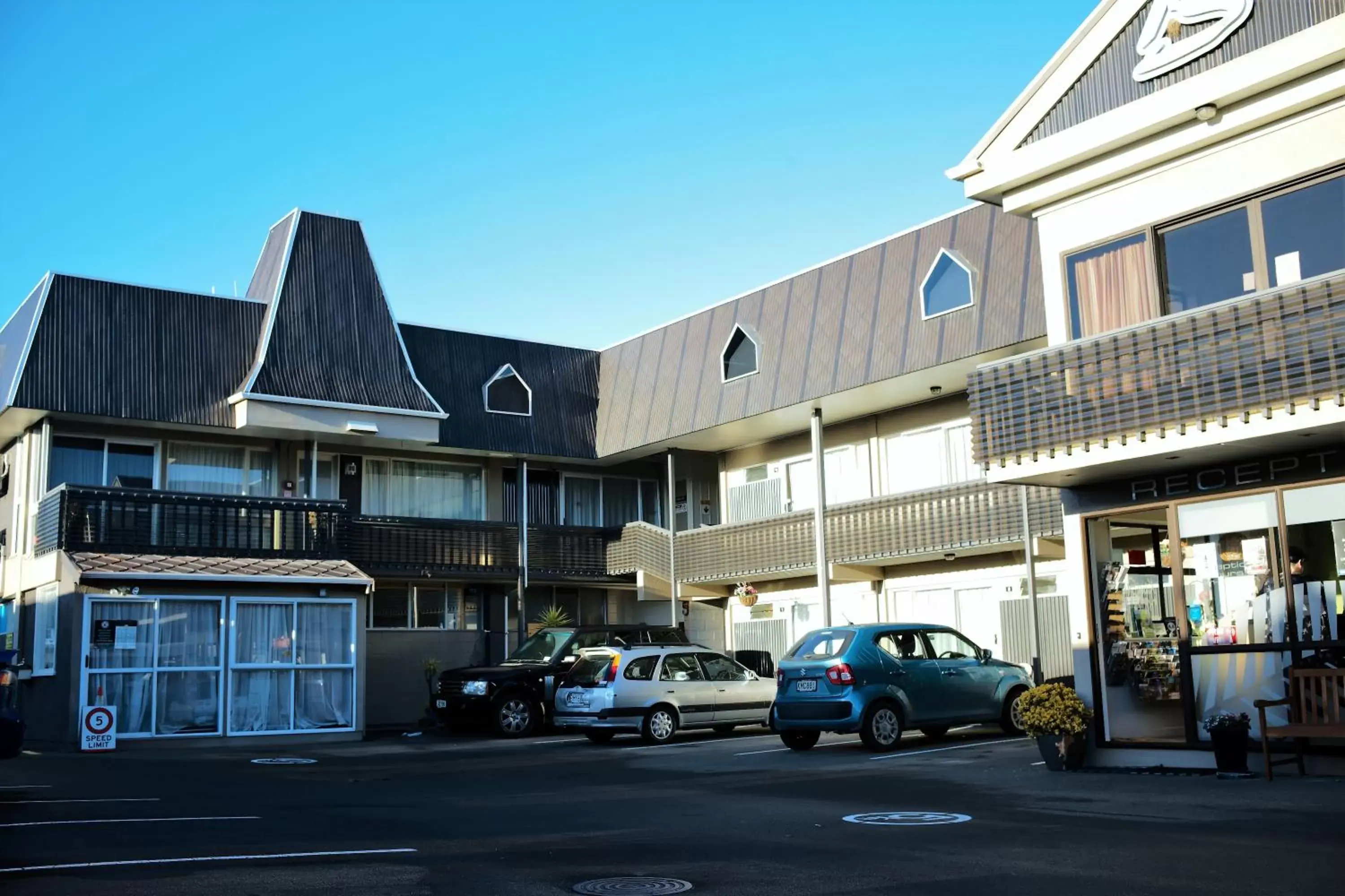 Inner courtyard view, Property Building in Kiwi Studios Motel