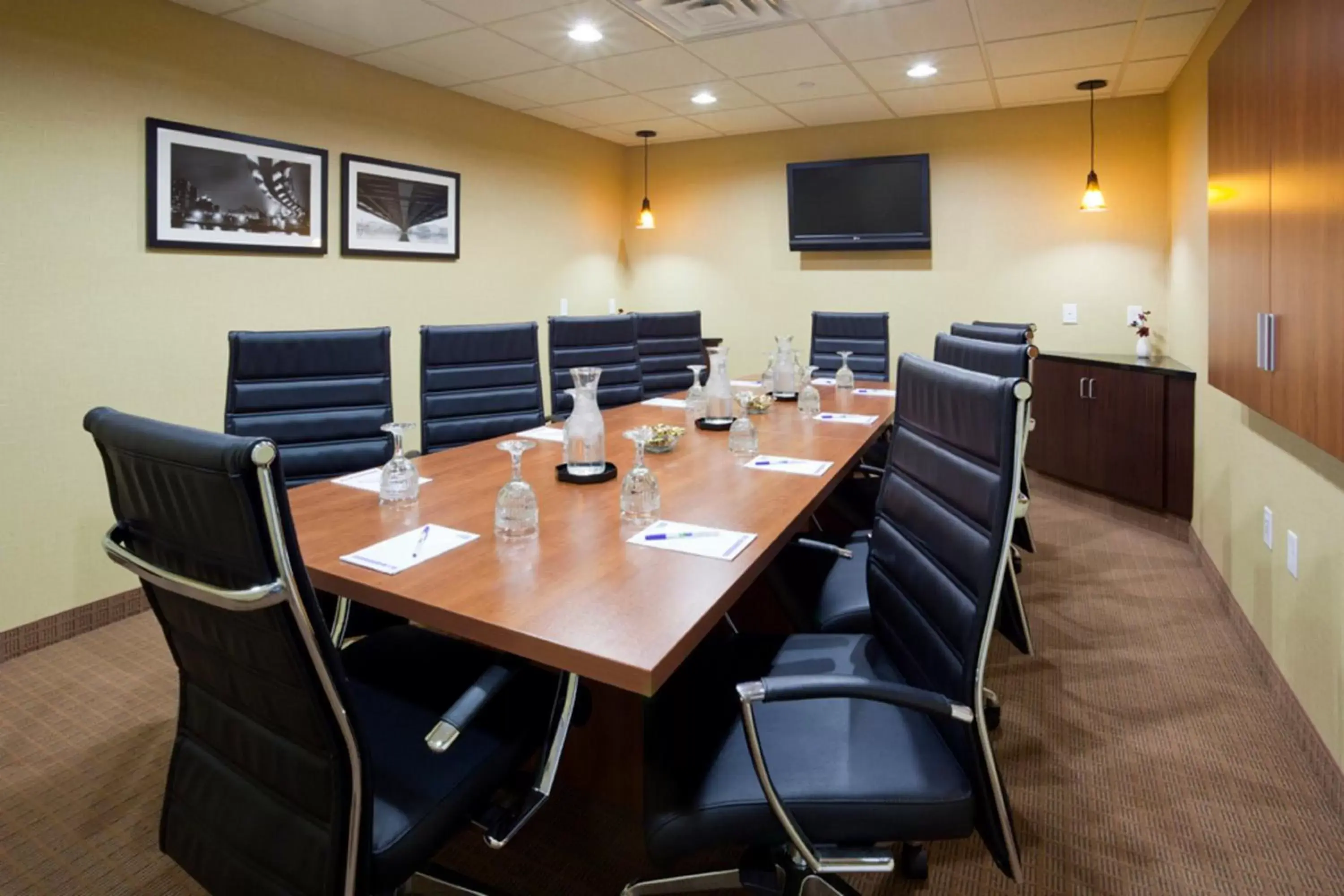 Meeting/conference room in Holiday Inn Express Hotel & Suites Rogers, an IHG Hotel