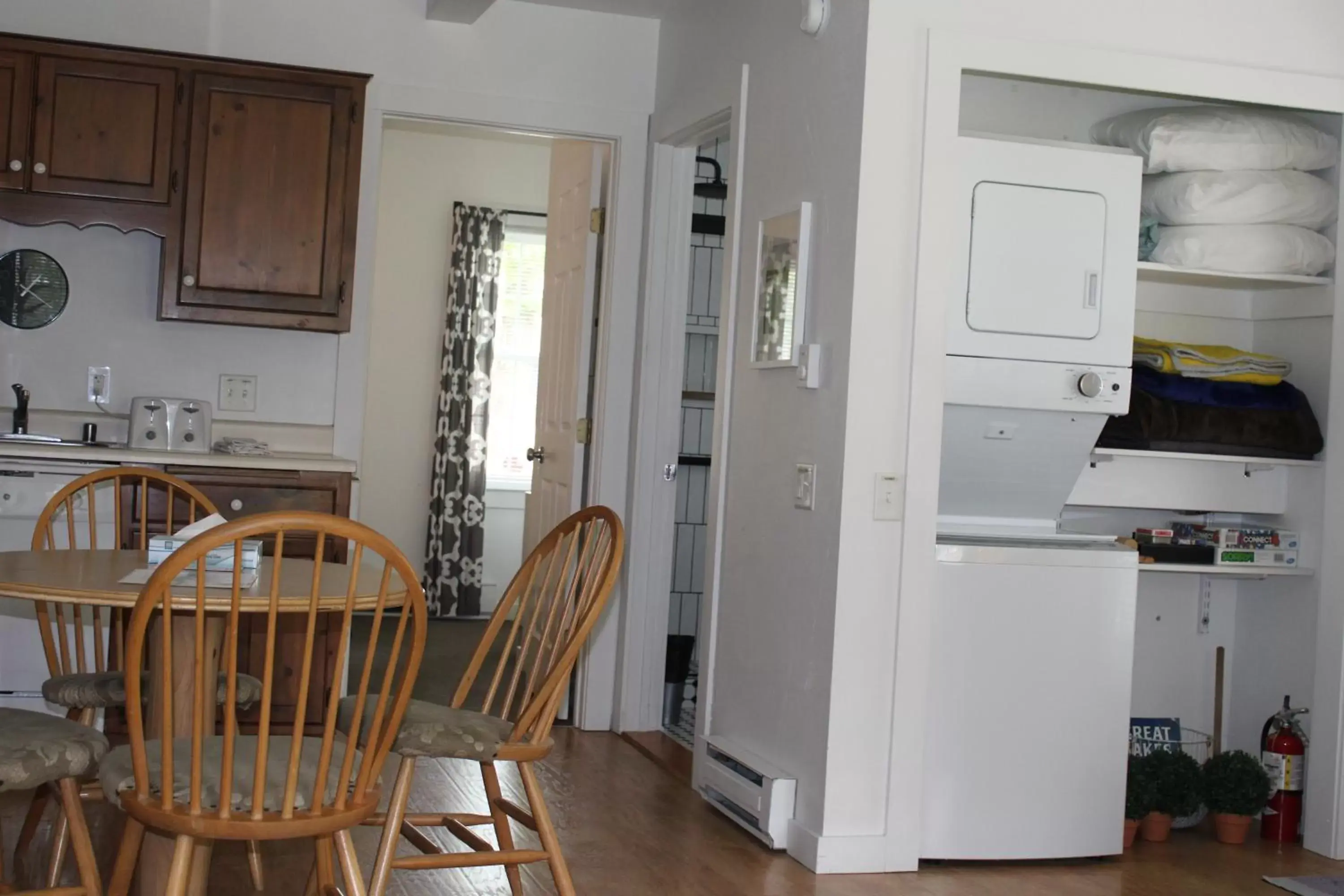 Kitchen or kitchenette, Dining Area in Cedar Court Inn