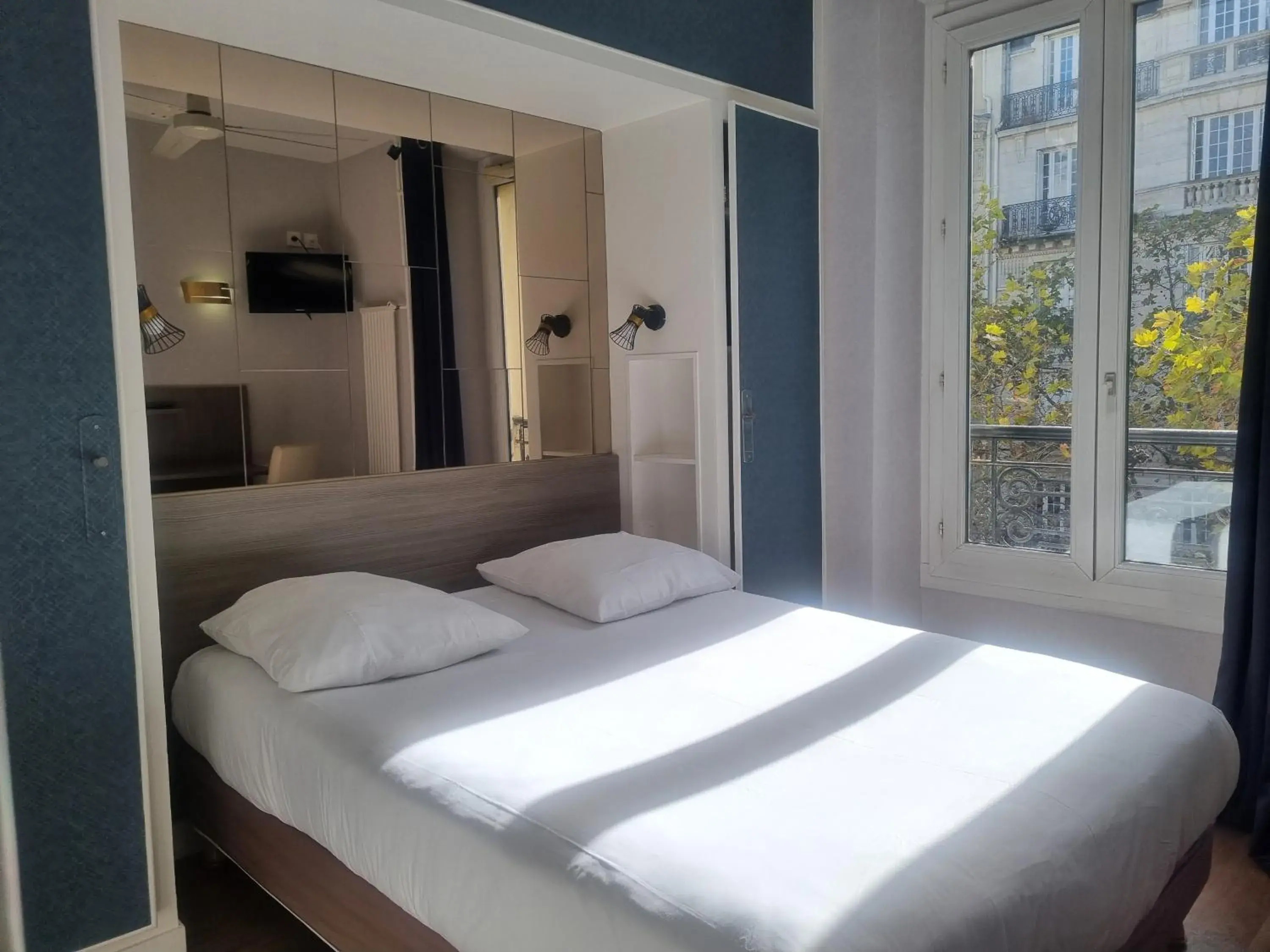 Photo of the whole room, Bed in Hôtel Eiffel Kensington