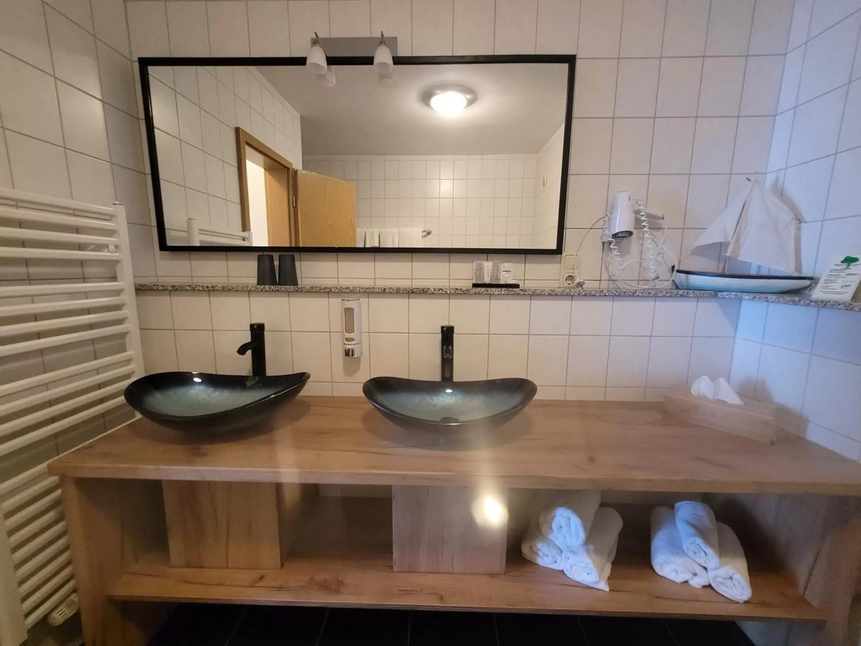 Bathroom, Kitchen/Kitchenette in Hotel Aquarius