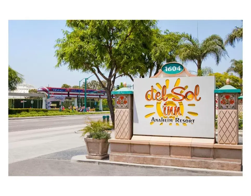 Facade/entrance, Property Logo/Sign in Del Sol Inn Anaheim