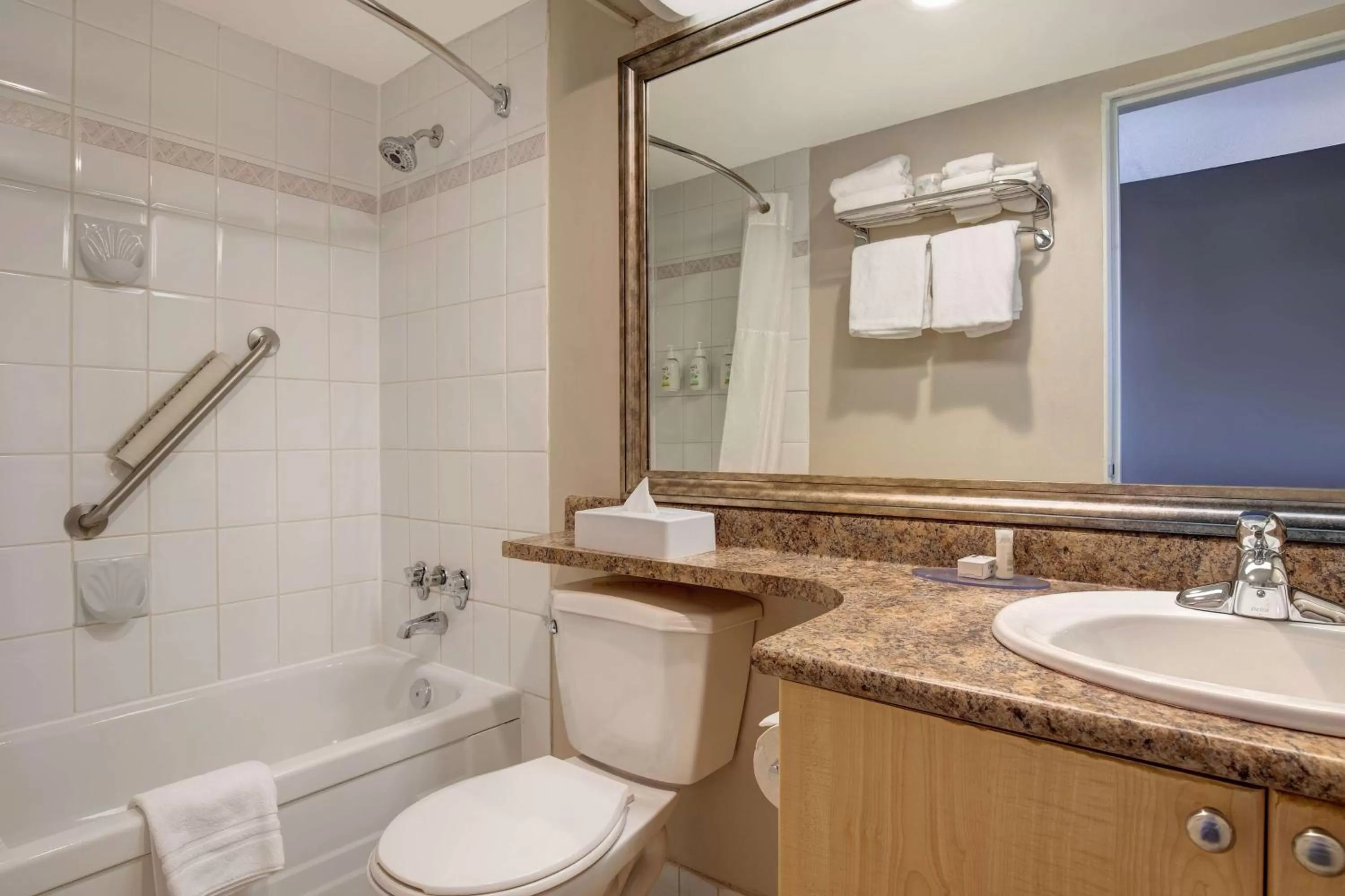 TV and multimedia in Days Inn by Wyndham Victoria Uptown