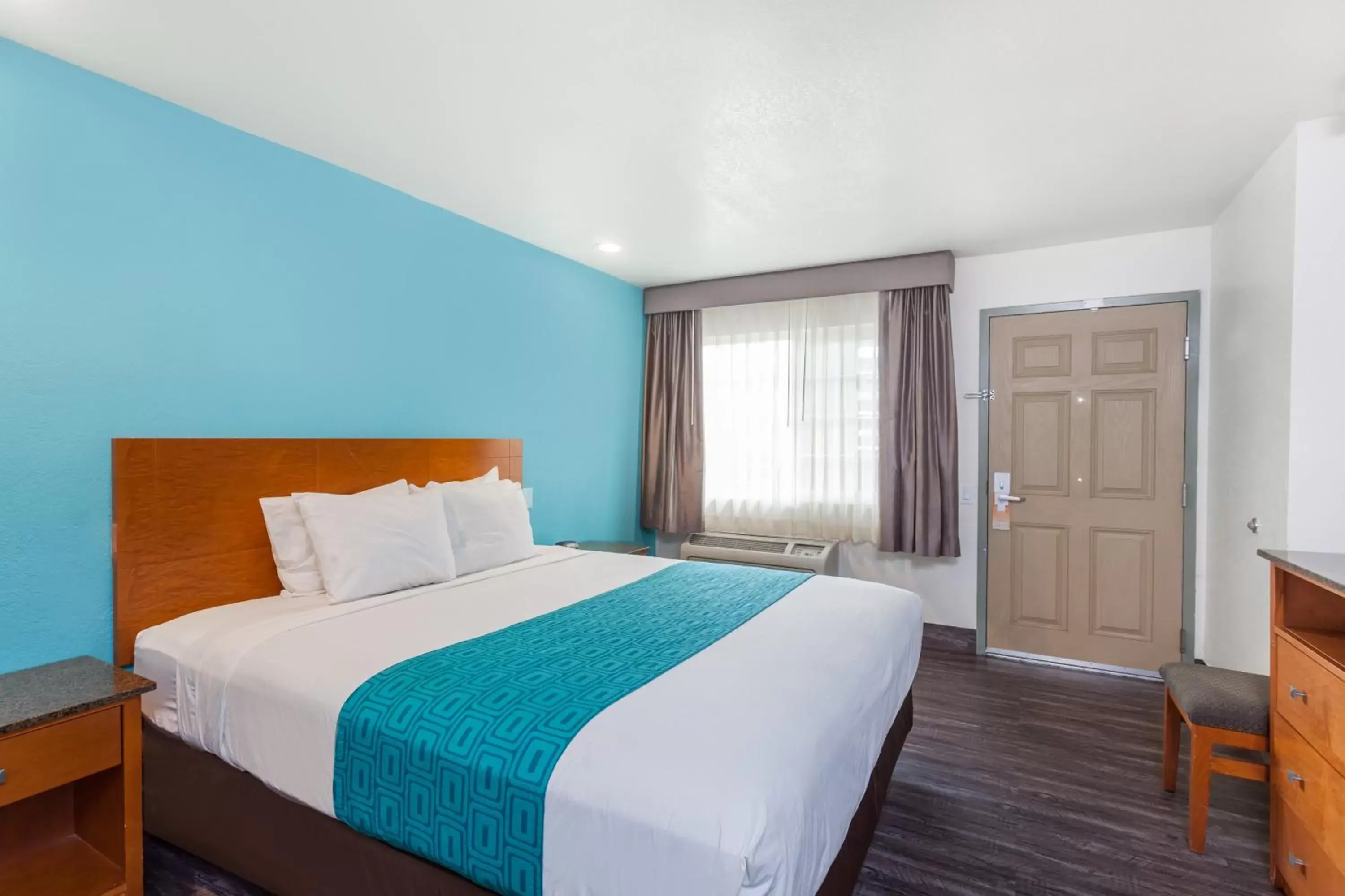 Bedroom, Bed in Howard Johnson by Wyndham National City/San Diego South